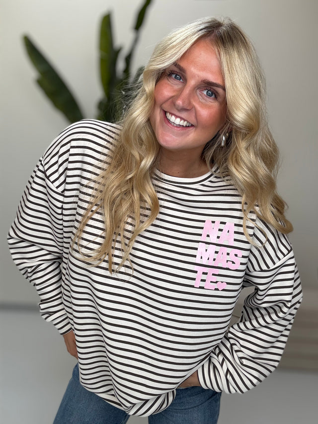 Sweater mit Rückenprint creme/coffee geringelt NAMASTE