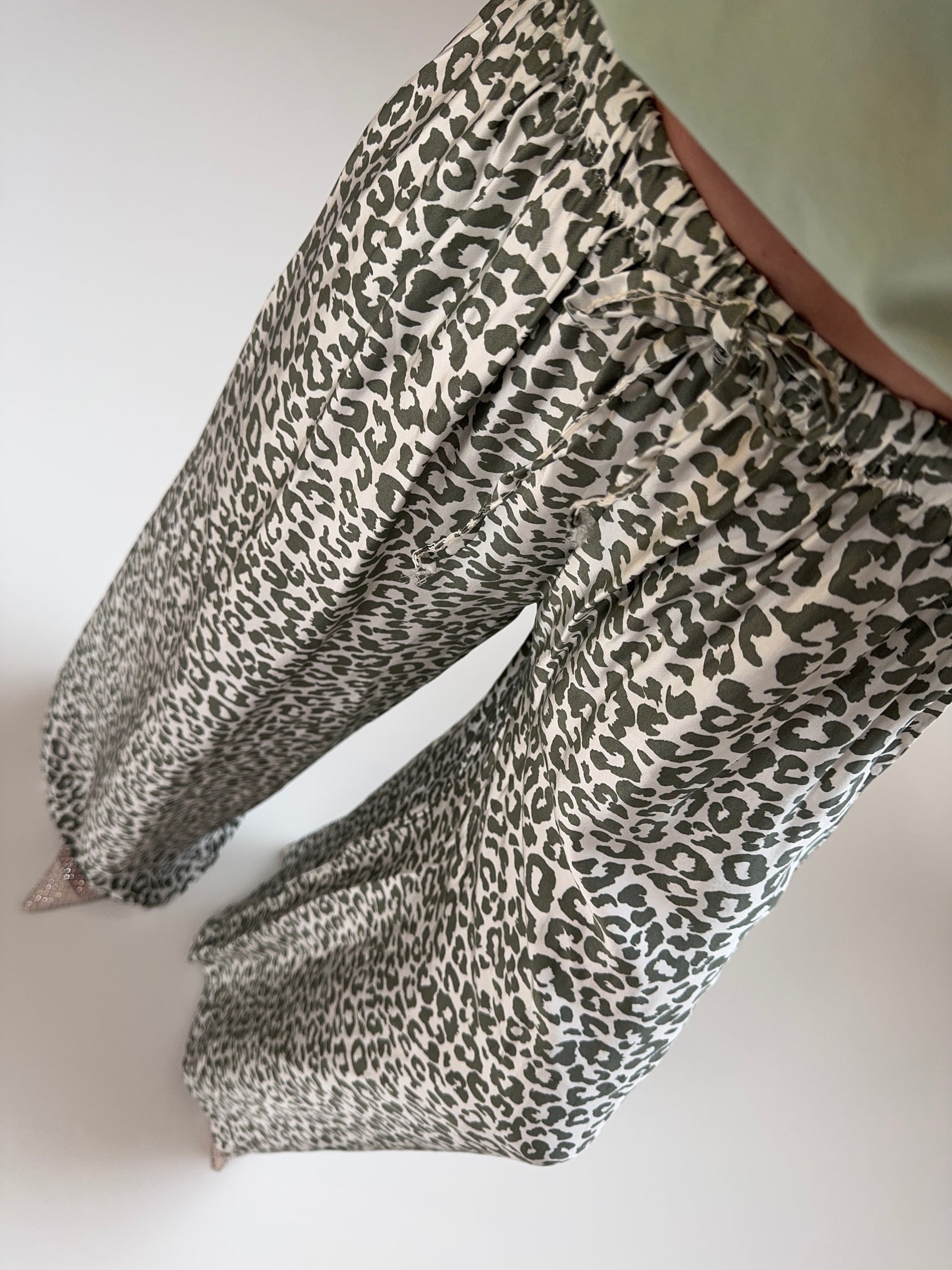 Silky Hose weiß LEO Oliv