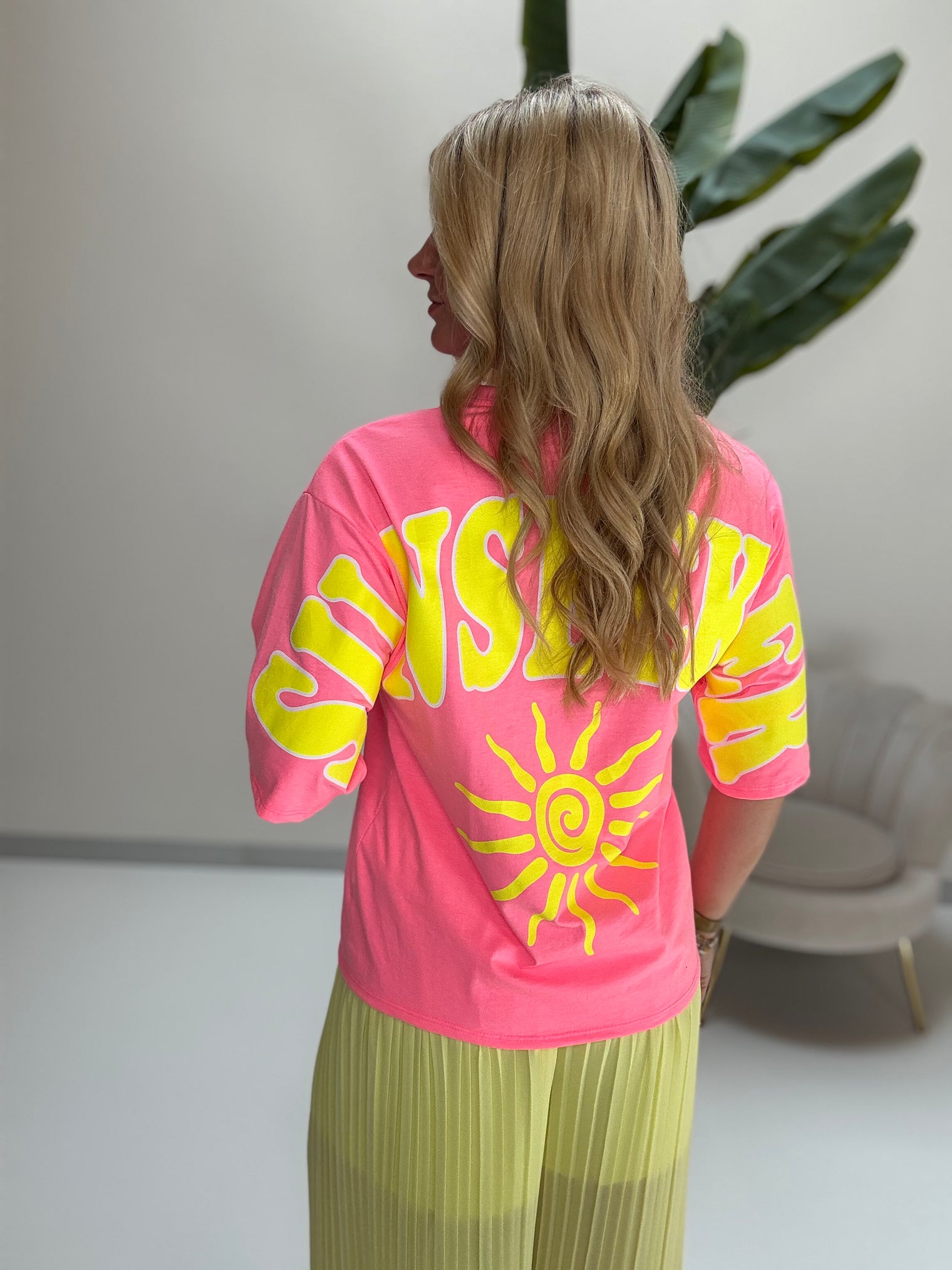 Statement Shirt rosa SUNSEEKER mit Rückenprint gelb