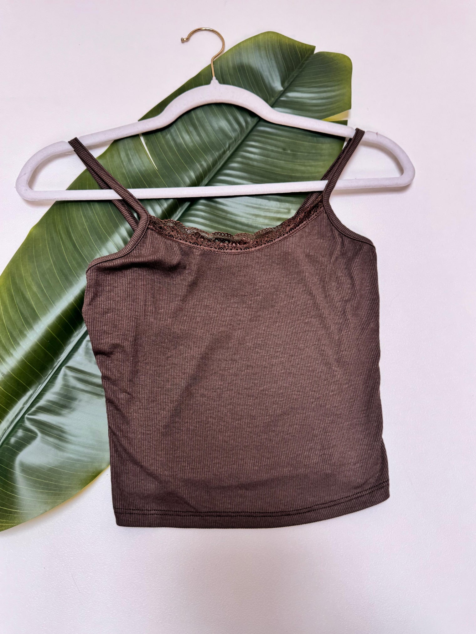 Ripp Spaghettiträger Top Cropped mit Spitze braun