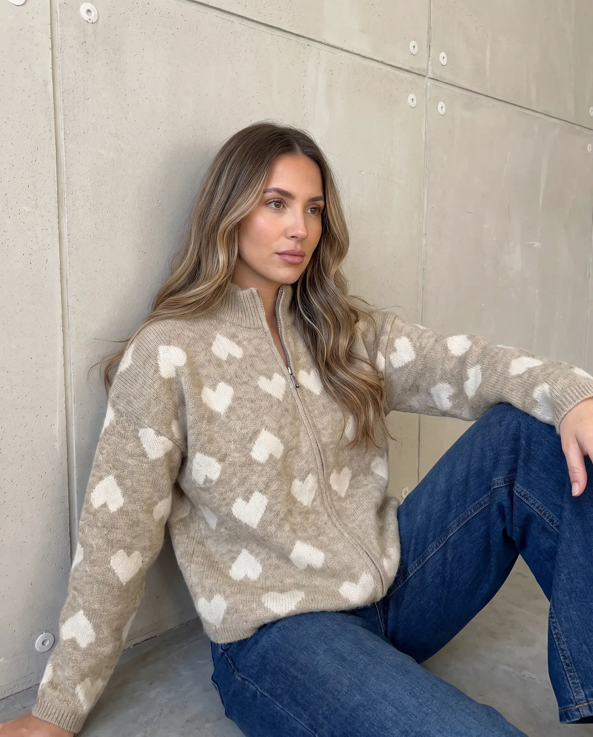 Zipper Strickjacke mit Herzchen beige/weiß