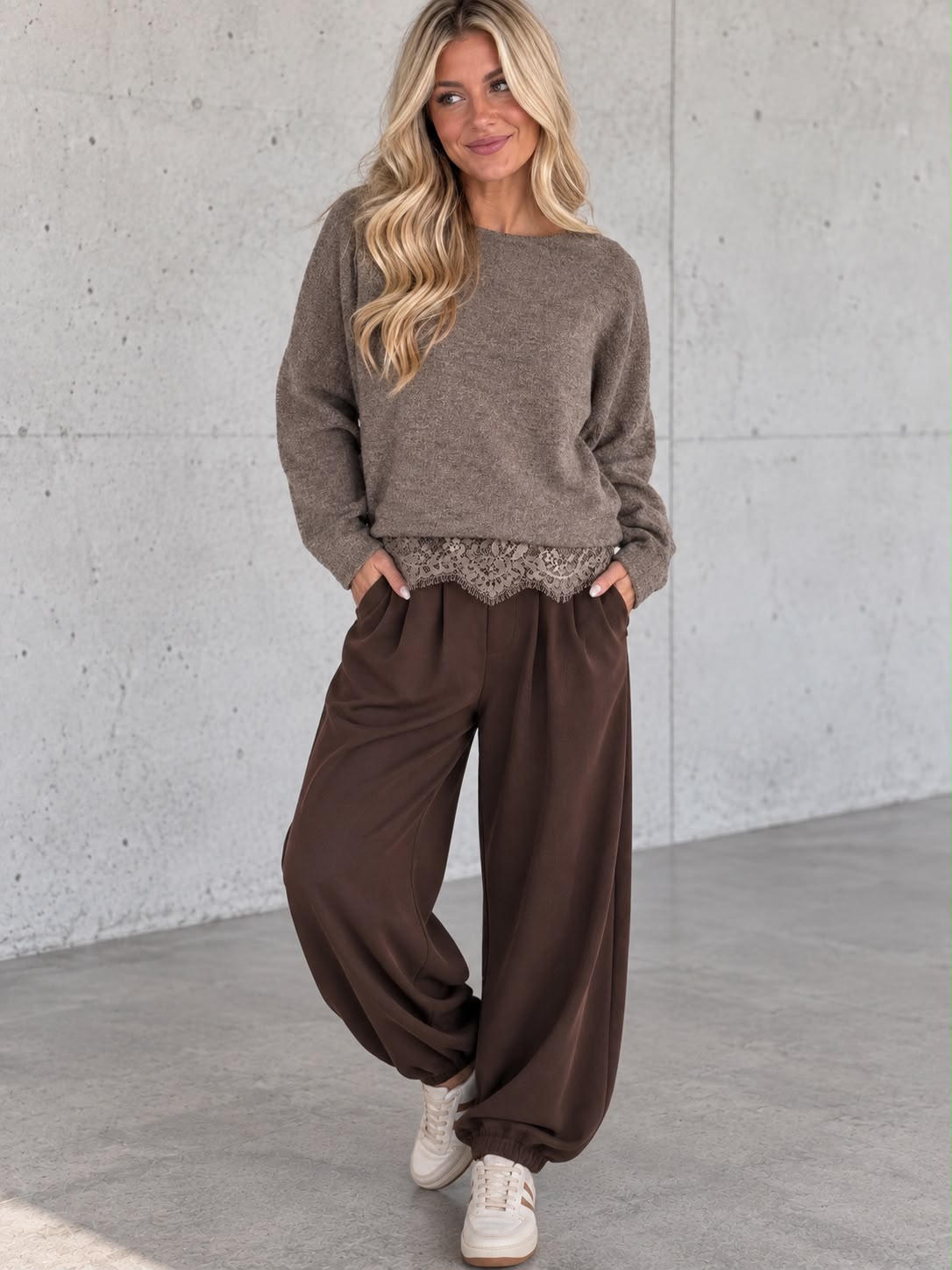 Romantischer Pullover mit Spitzen Rückenausschnitt taupe