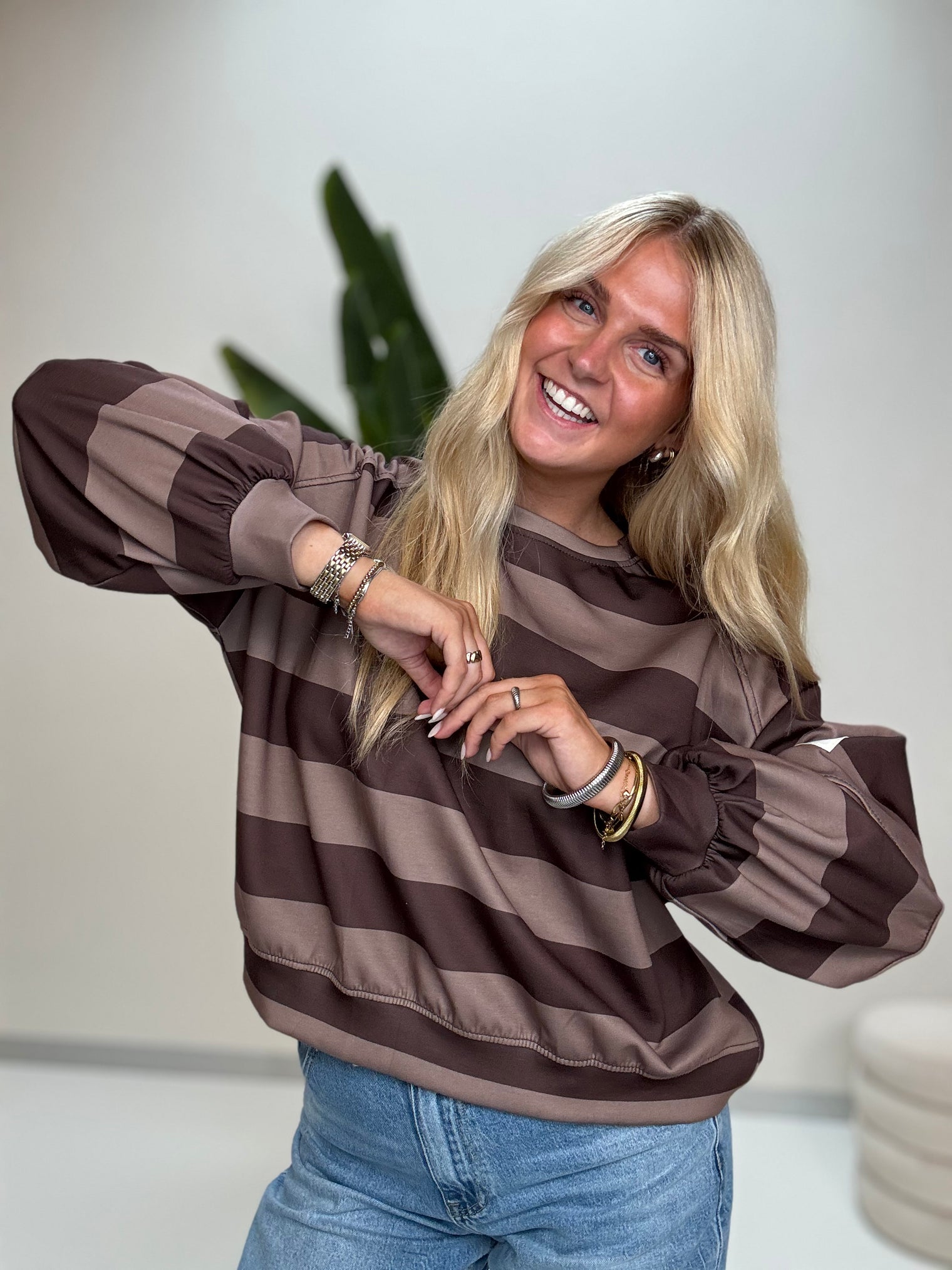 Butterstoff Sweater mit Patch am Ärmel BIG STRIPES mocha/coffee