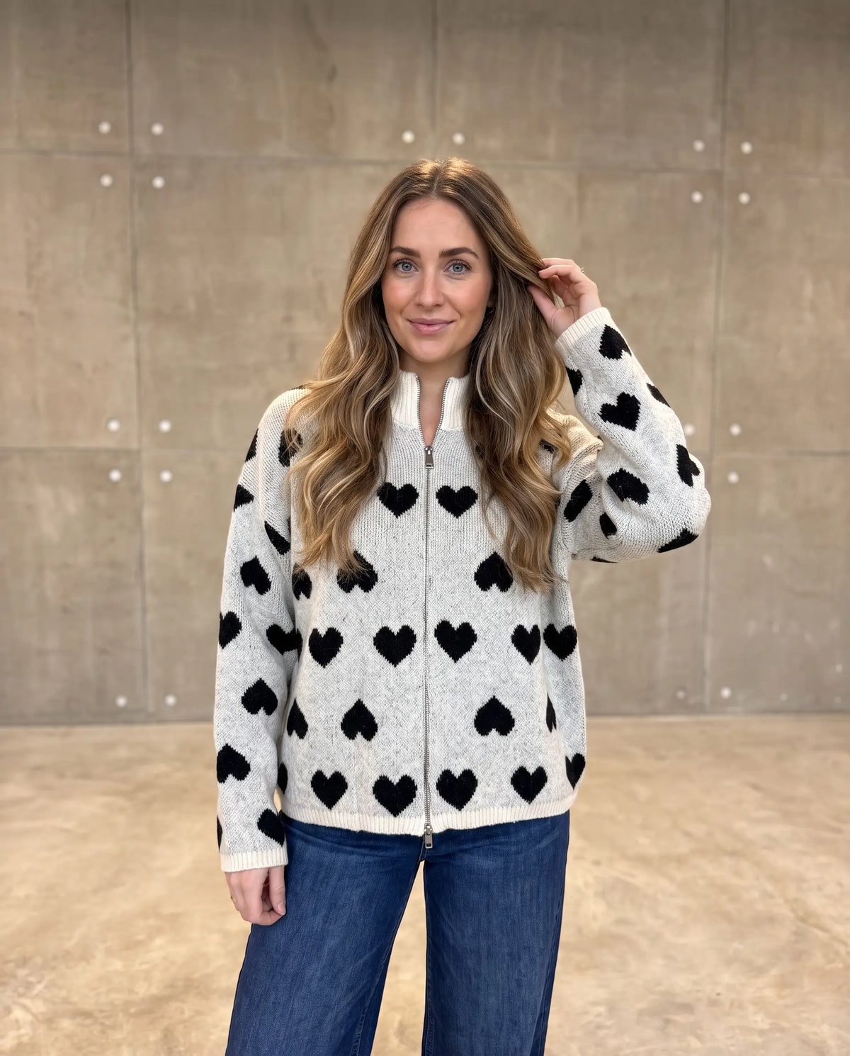 Zipper Strickjacke mit Herzchen greige/schwarz