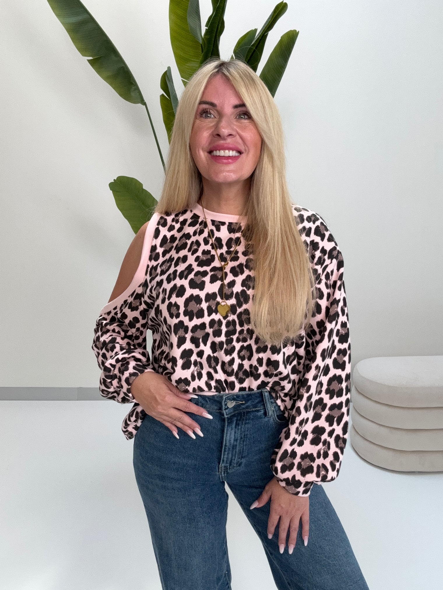 Sweater mit Cut-Out an der Schulter hellrosa LEO POWER schwarz/taupe