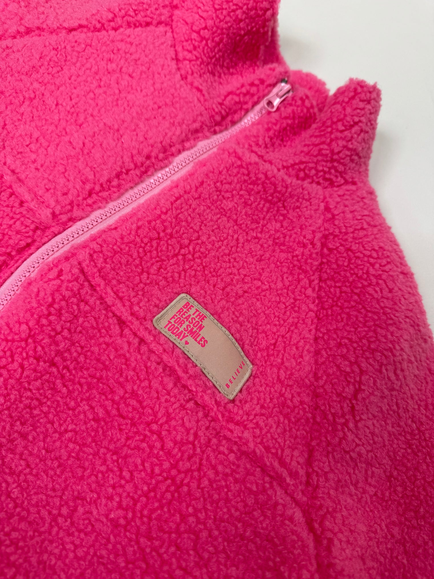 Kuschel Jacke mit Reißverschluss & Patch BE THE REASON FOR SMILES TODAY pink
