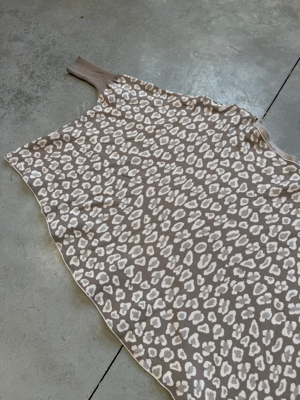 Feinstrick Fledermauspullover im LEO Style taupe/weiß