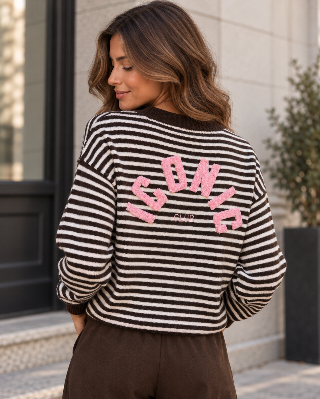 Kuscheliger Strickpullover ICONIC CLUB chocolate/rosa