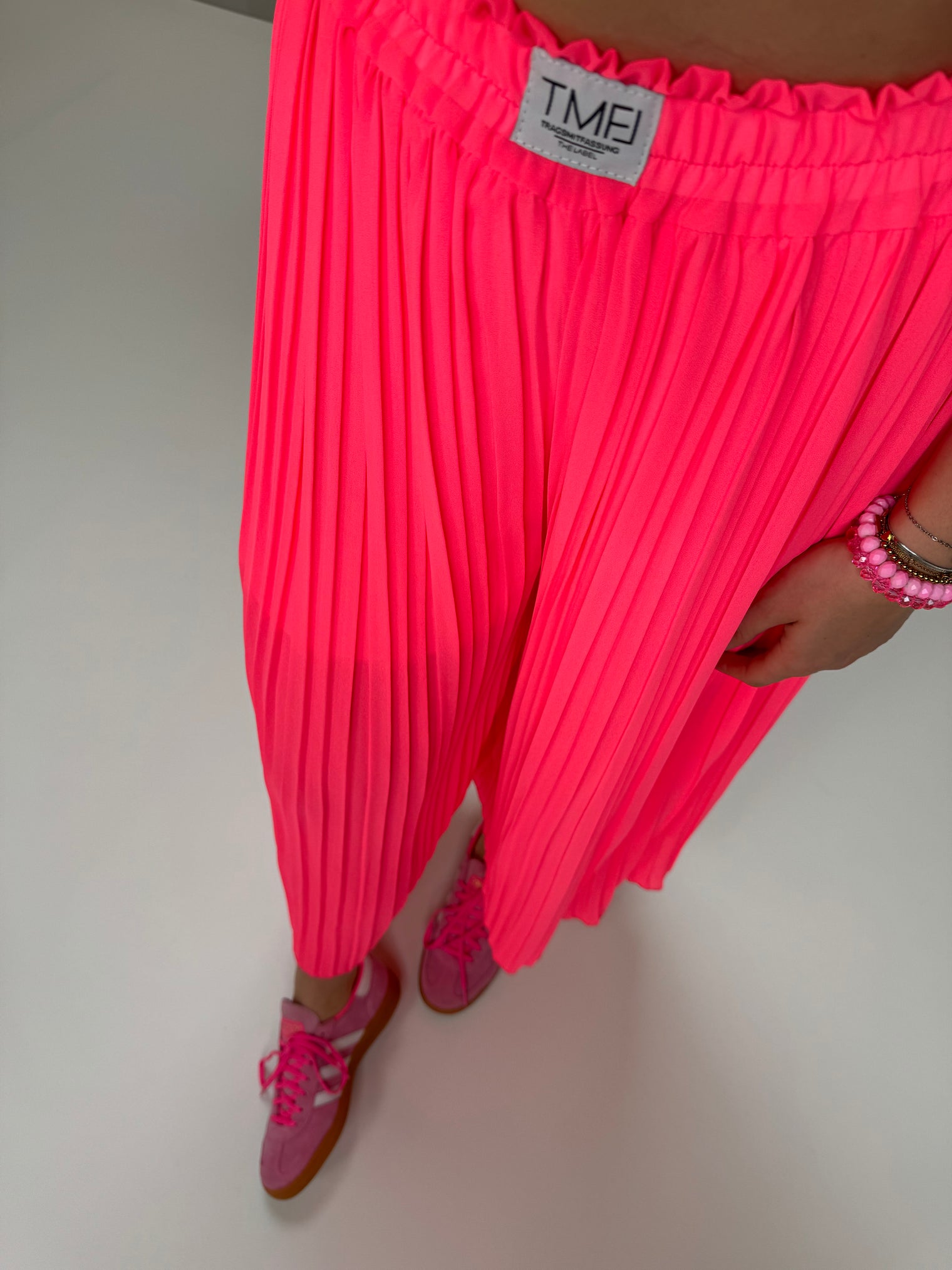 Signature Plisseehose hot pink mit Patch