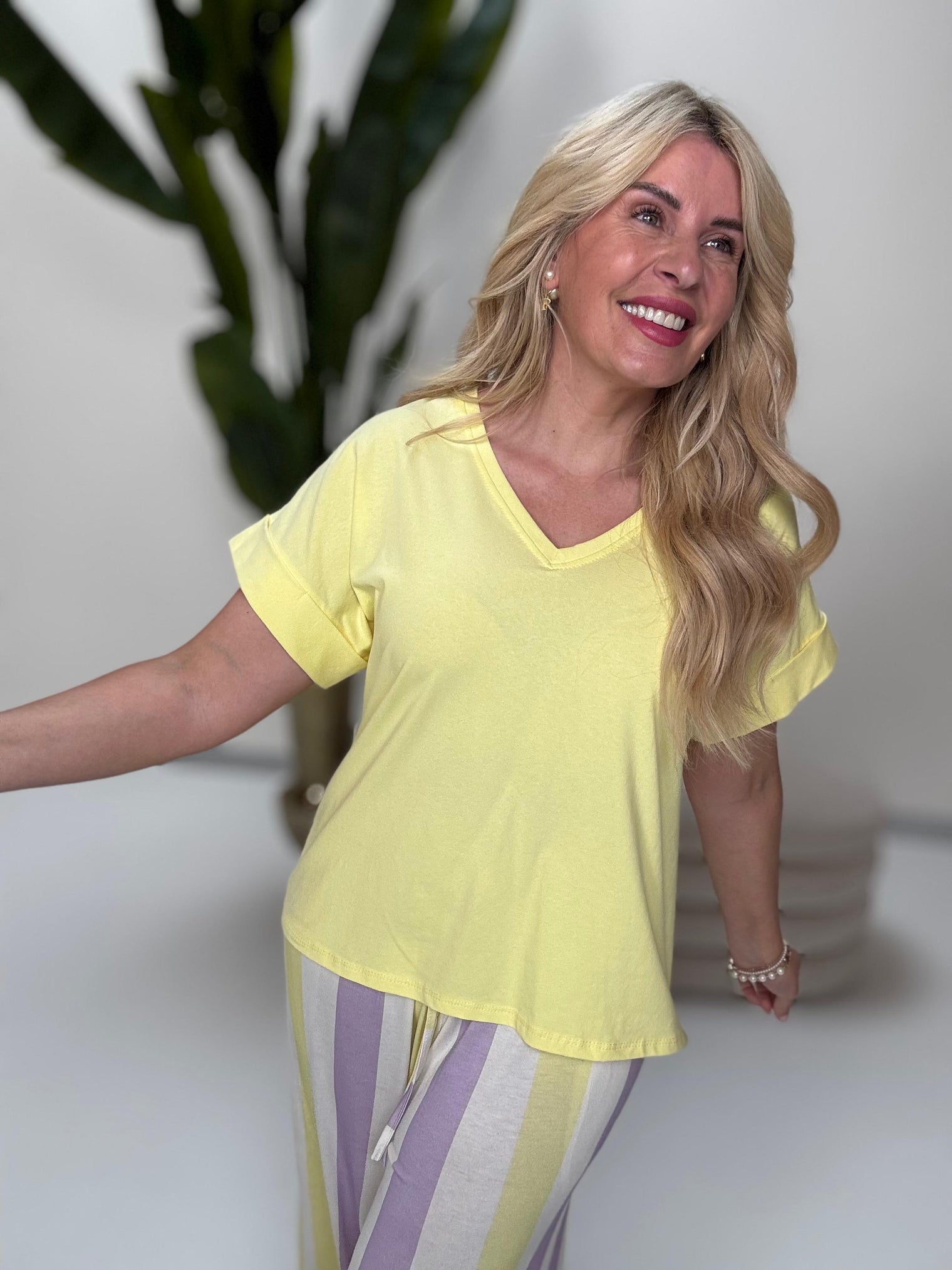 Basic Shirt KEEP IT SIMPLE mit V-Ausschnitt lemon