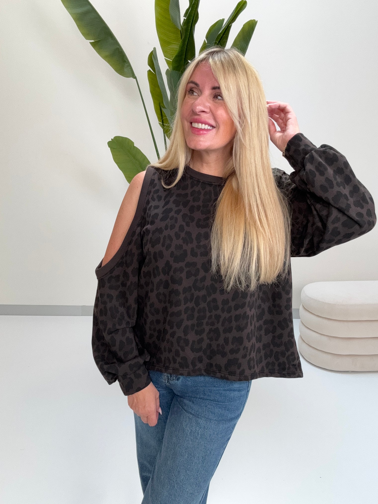Sweater mit Cut-Out an der Schulter dark chocolate LEO POWER schwarz/taupe