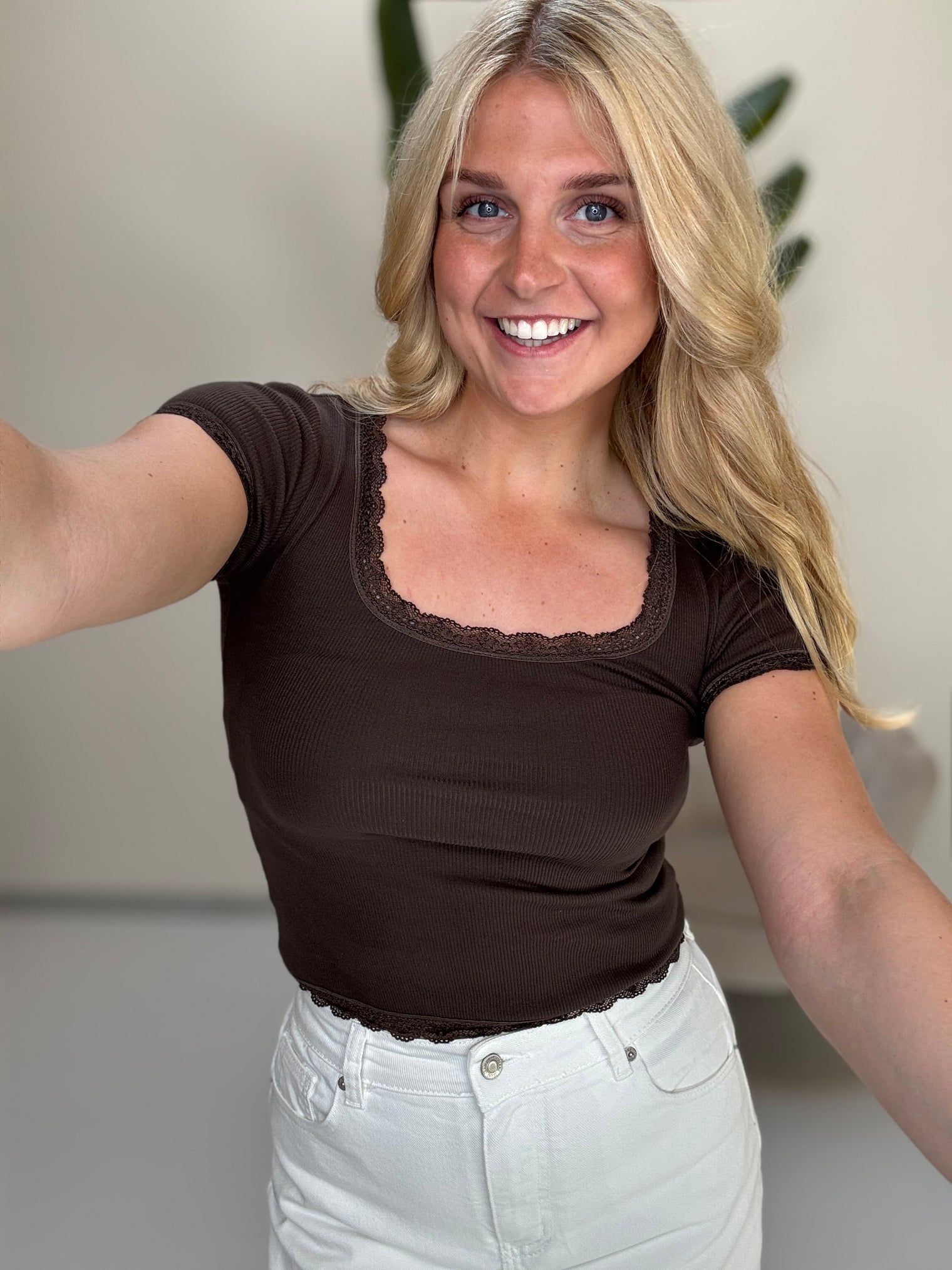 Shirt mit Spitzenrand BASIC QUEEN coffee