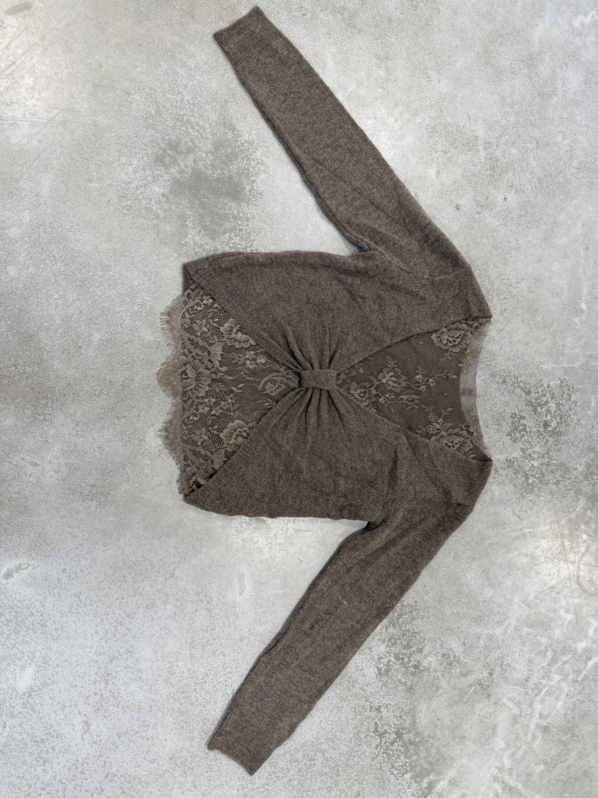 Romantischer Pullover mit Spitzen Rückenausschnitt taupe