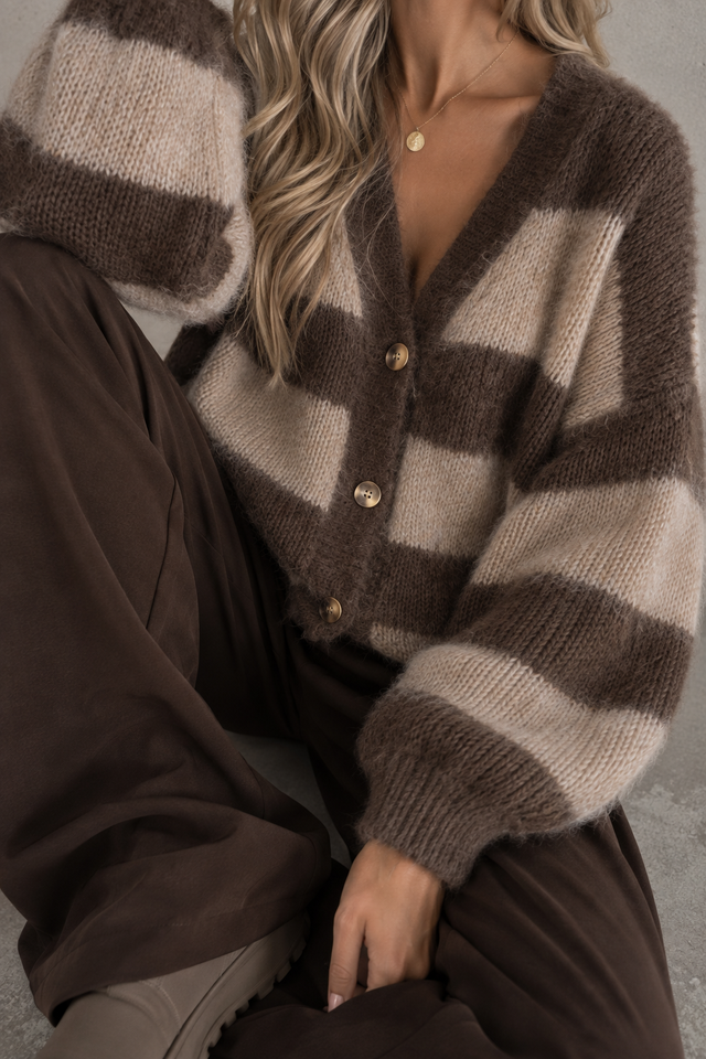 Flauschige Strickjacke mit Knopfleiste chocolate/taupe