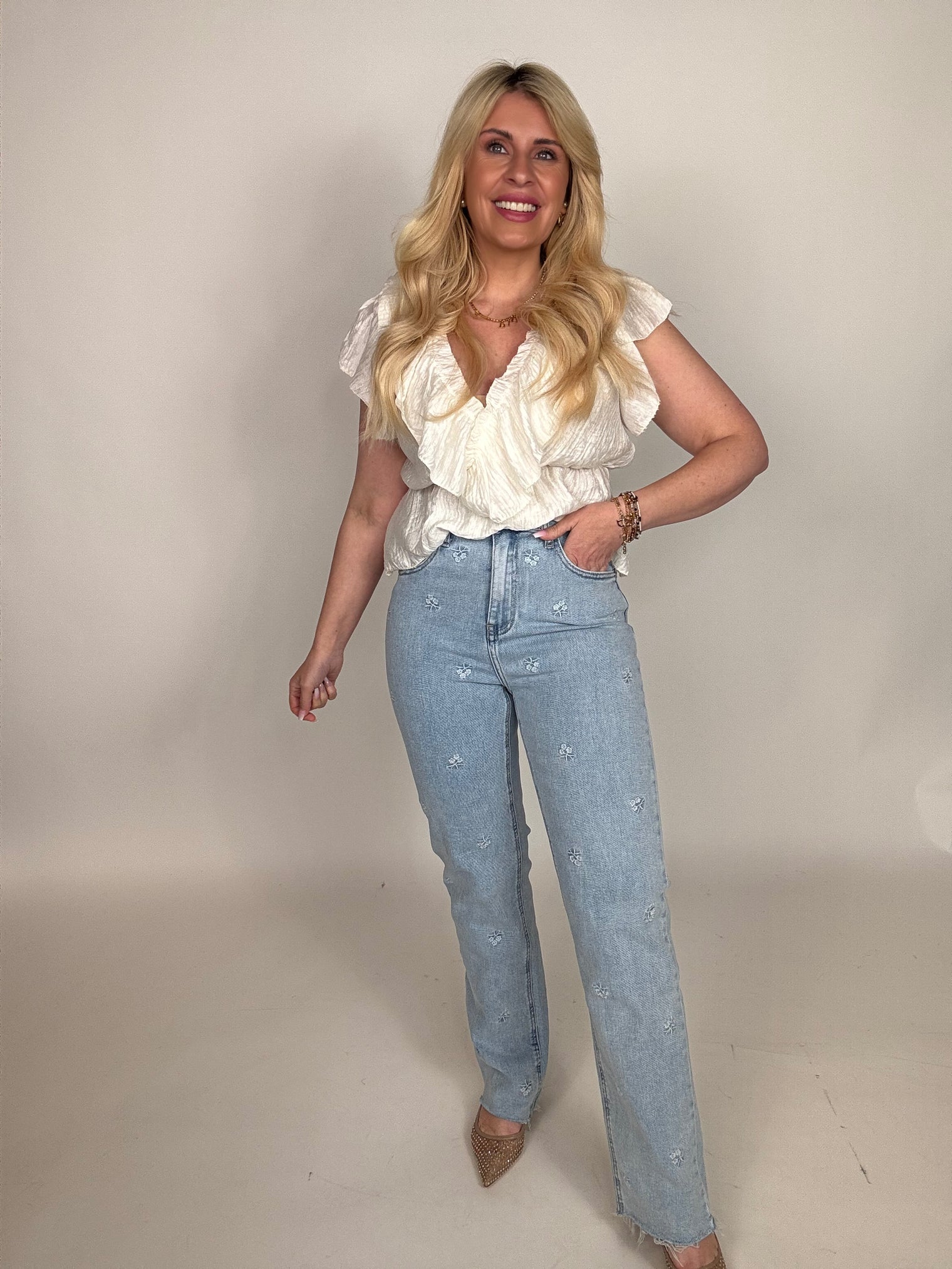 Stretch Straight Leg Jeans mit Blumen in weiß