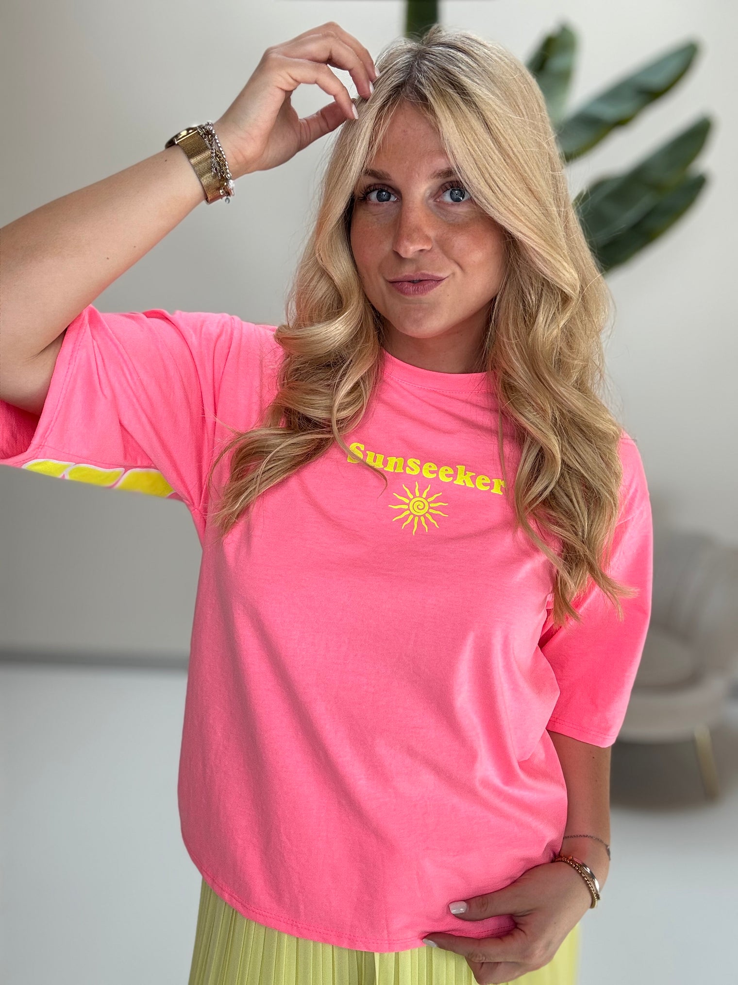 Statement Shirt rosa SUNSEEKER mit Rückenprint gelb