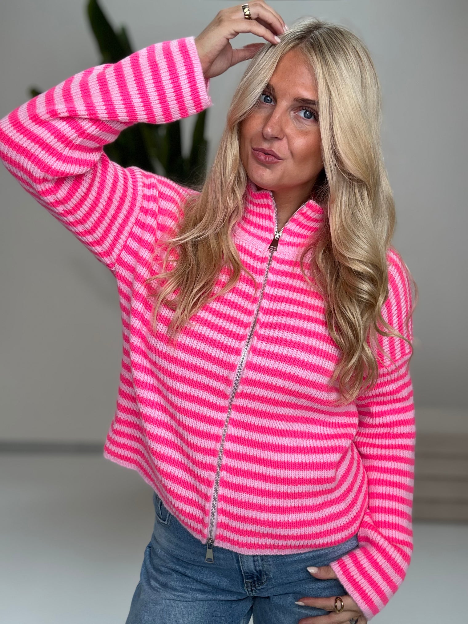Zipper Strickjacke mit leicht ausgestelltem Ärmel rosa/pink