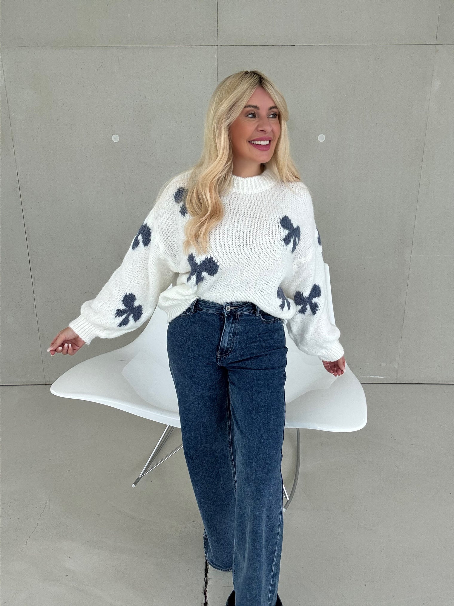 Kuschelweicher Pullover weiß mit blauen Schleifen