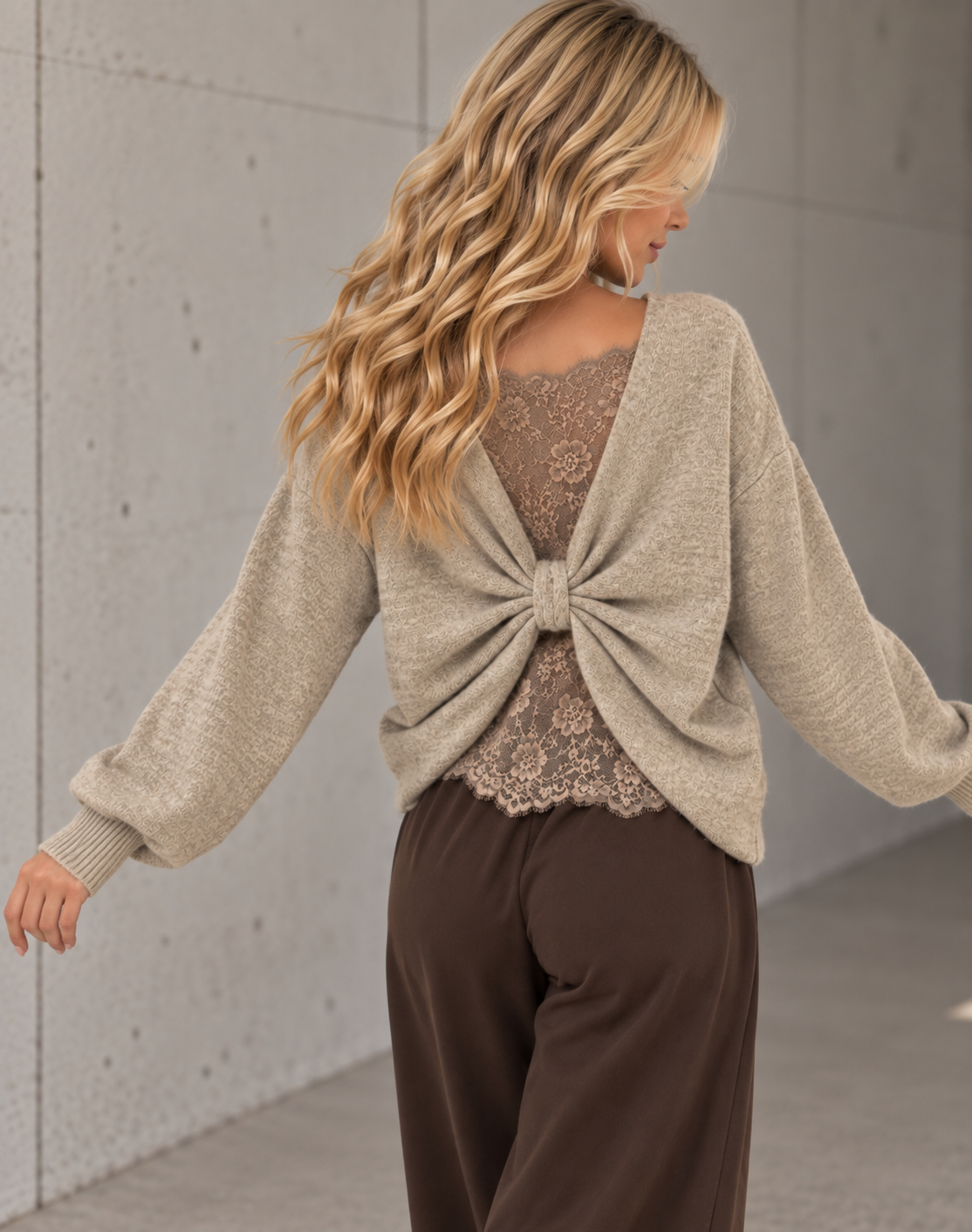 Romantischer Pullover mit Spitzen Rückenausschnitt beige