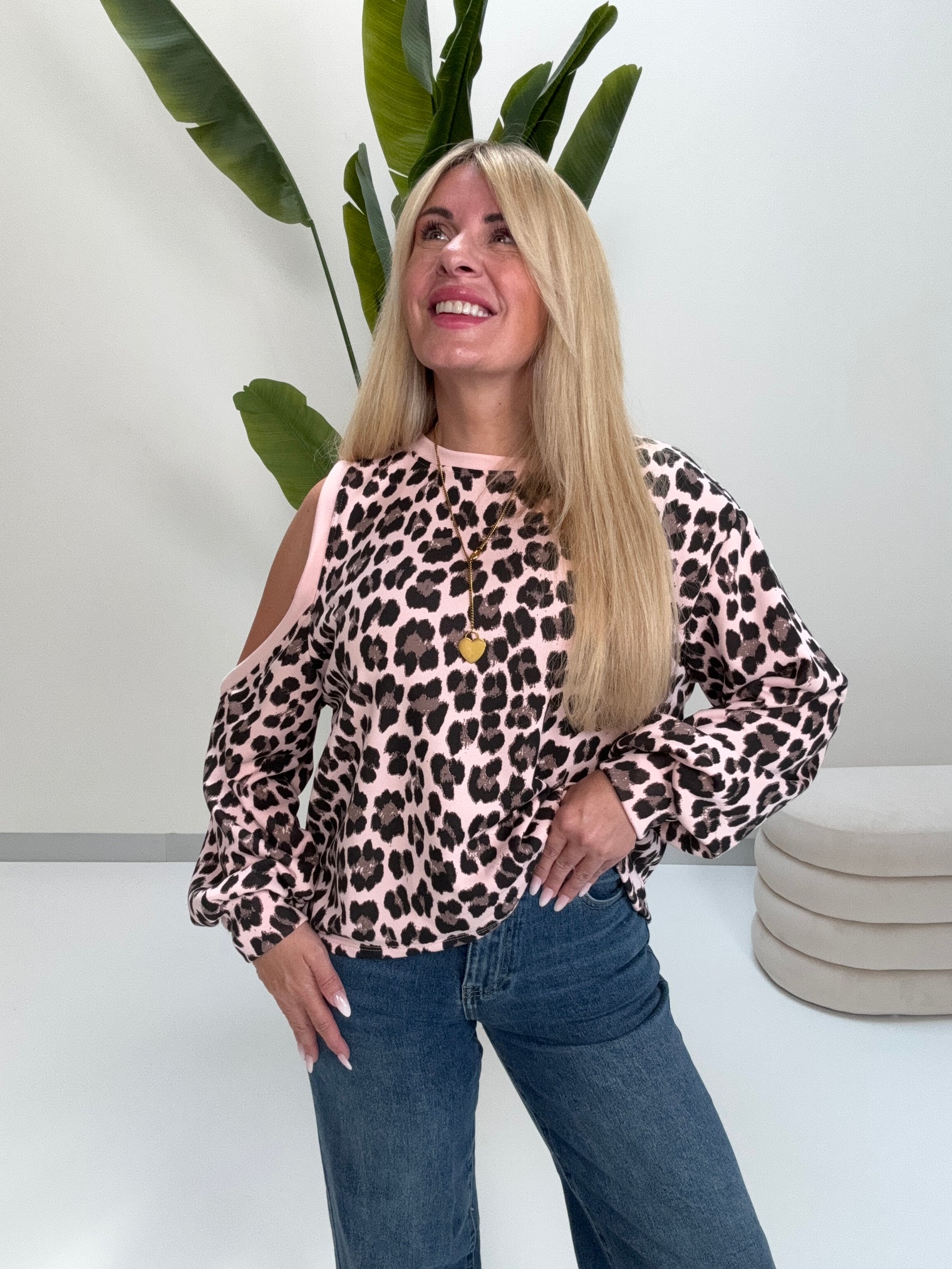 Sweater mit Cut-Out an der Schulter hellrosa LEO POWER schwarz/taupe