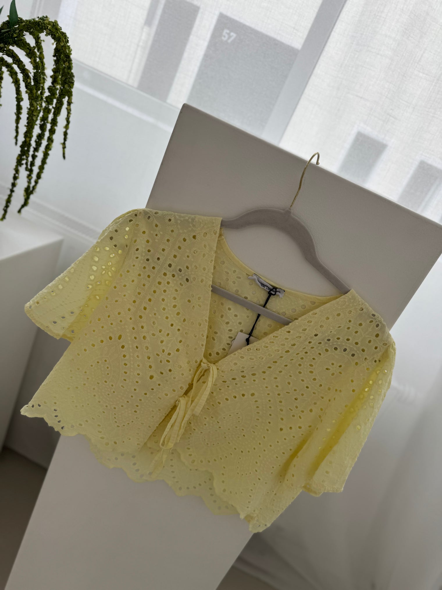 Bluse kurzarm BUTTERMILK LEMON Lochspitze zum binden