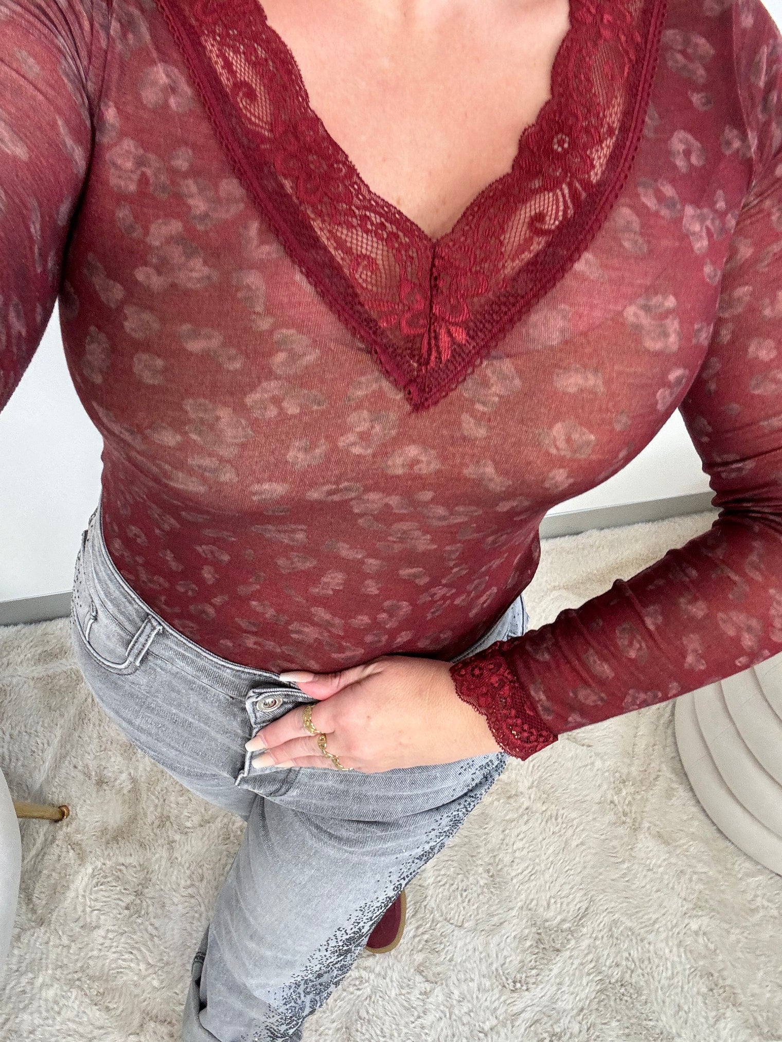 Stretchy Cashmere Langarmshirt Leo Burgundy mit Spitze