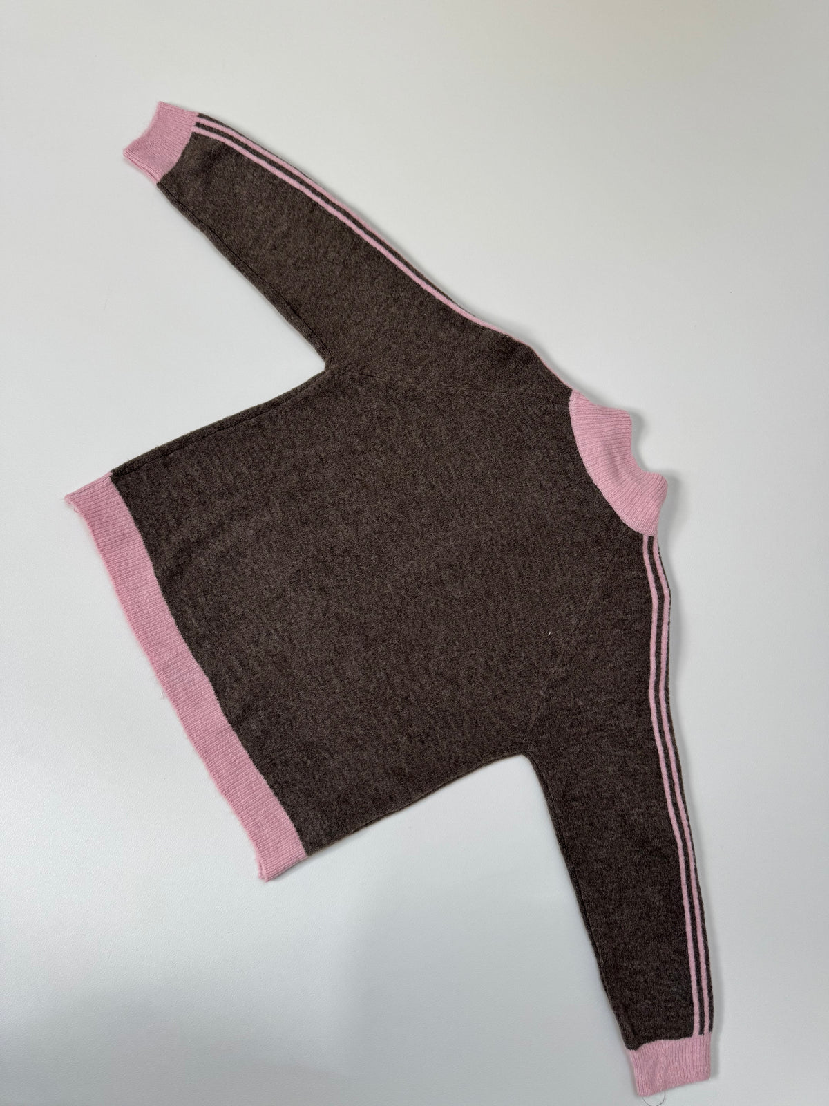 Kuschelweiche Zipper Strickjacke mit seitlichen Streifen taupe/rosa