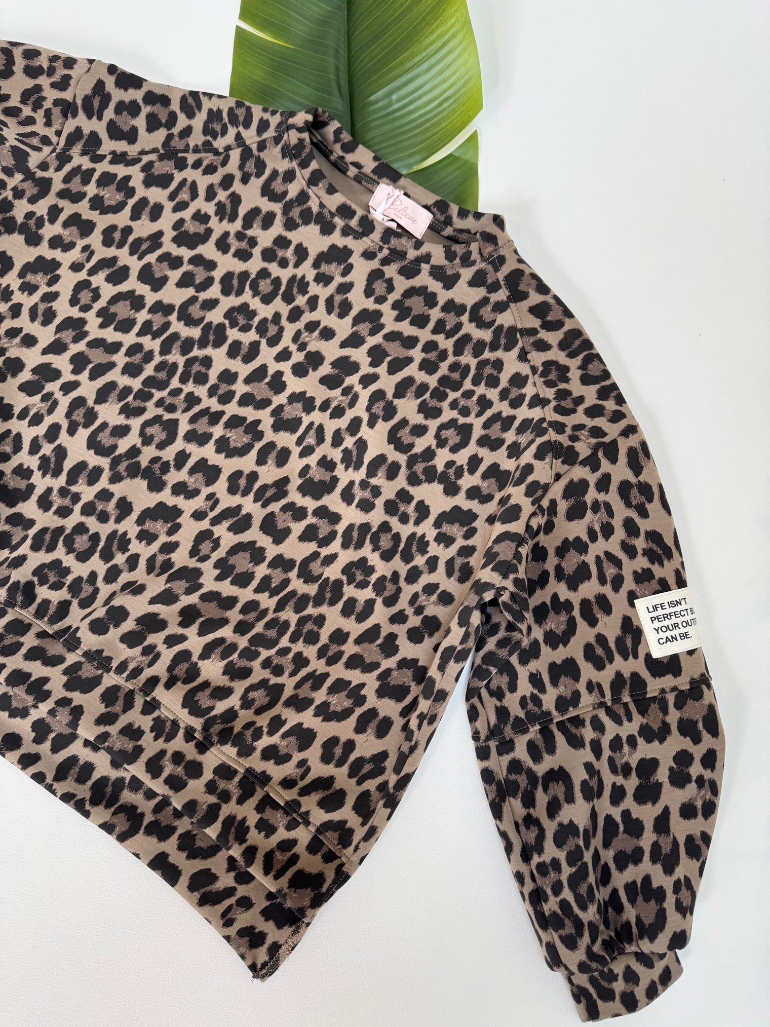 Butterstoff Sweater mit Patch am Ärmel taupe LEO schwarz