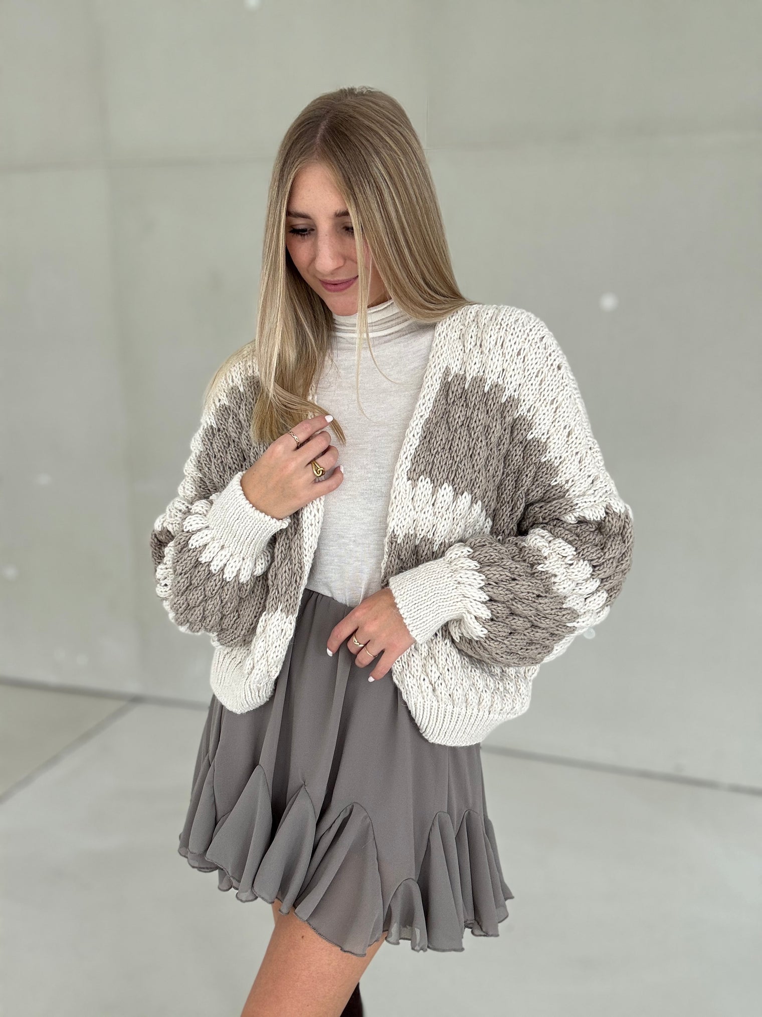 Häkelstrickjacke TAUPE Streifen creme