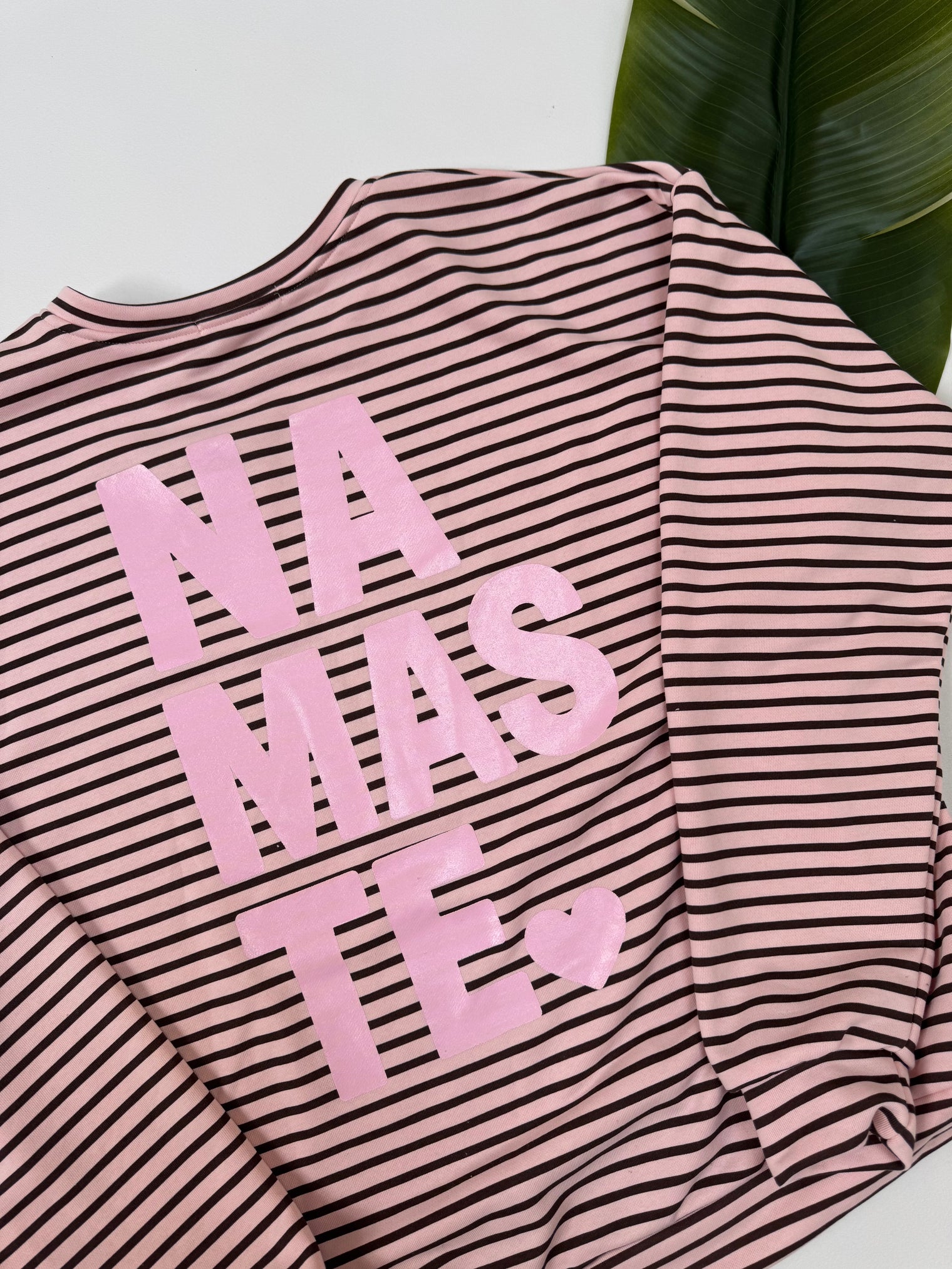 Sweater mit Rückenprint hellrosa/coffee geringelt NAMASTE