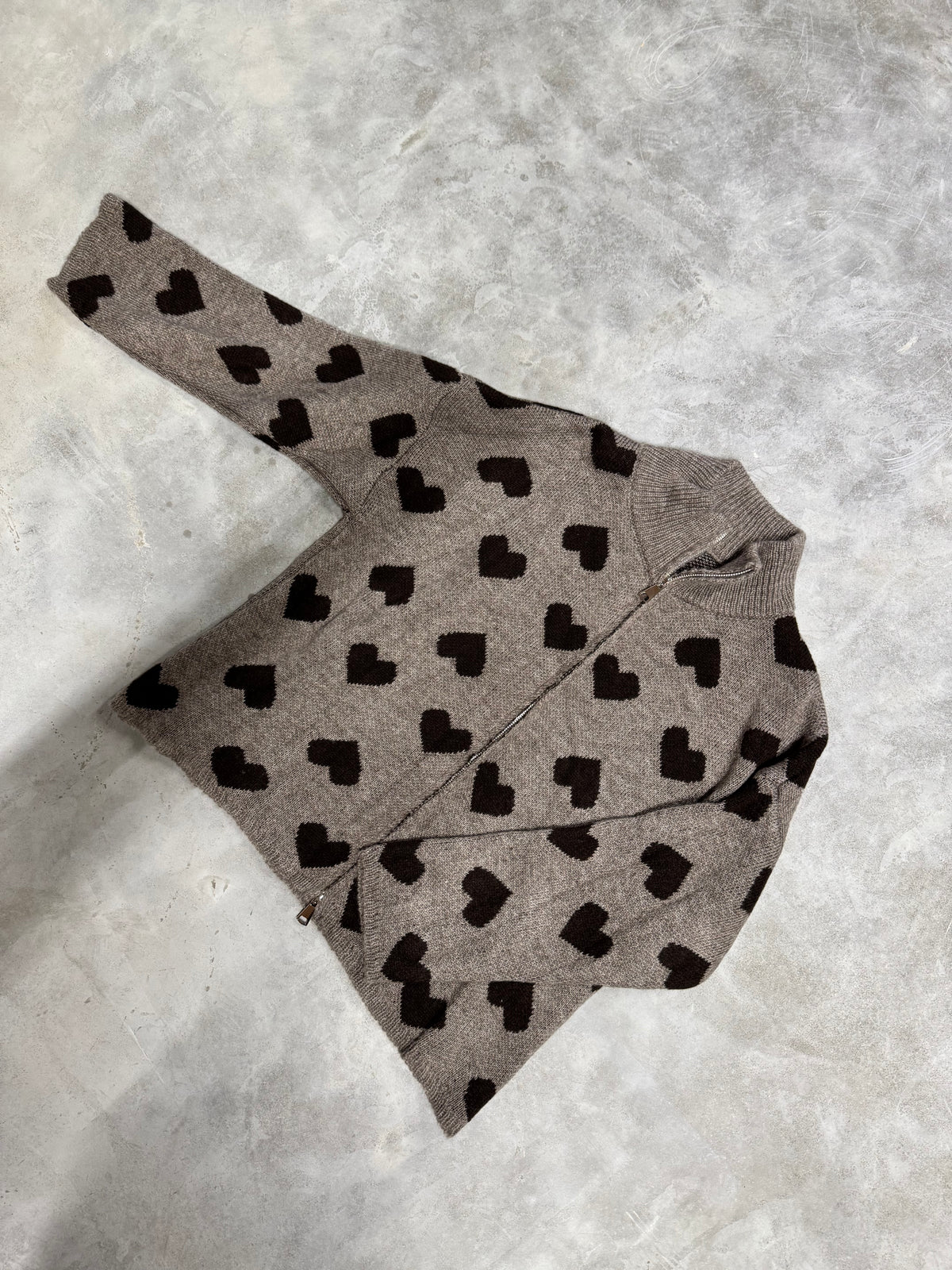 Zipper Strickjacke mit Herzchen stone/braun