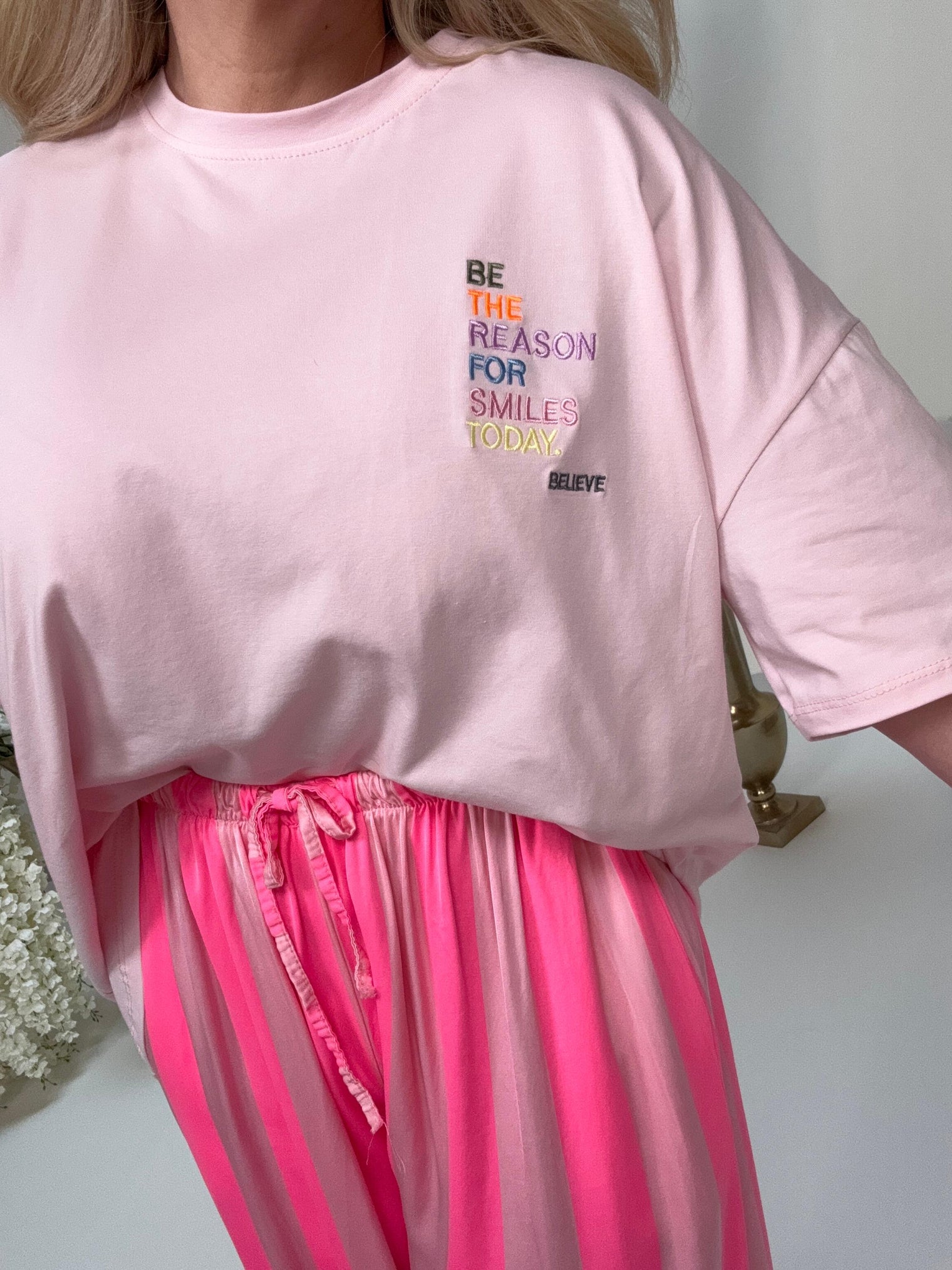 Statement Shirt rosa BE THE REASON FOR SMILES TODAY