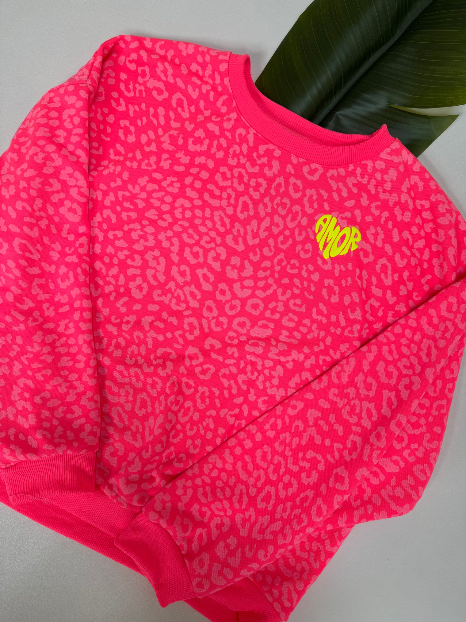 Sweater mit Rückenprint AMOR CLUB hot fuchsia leo