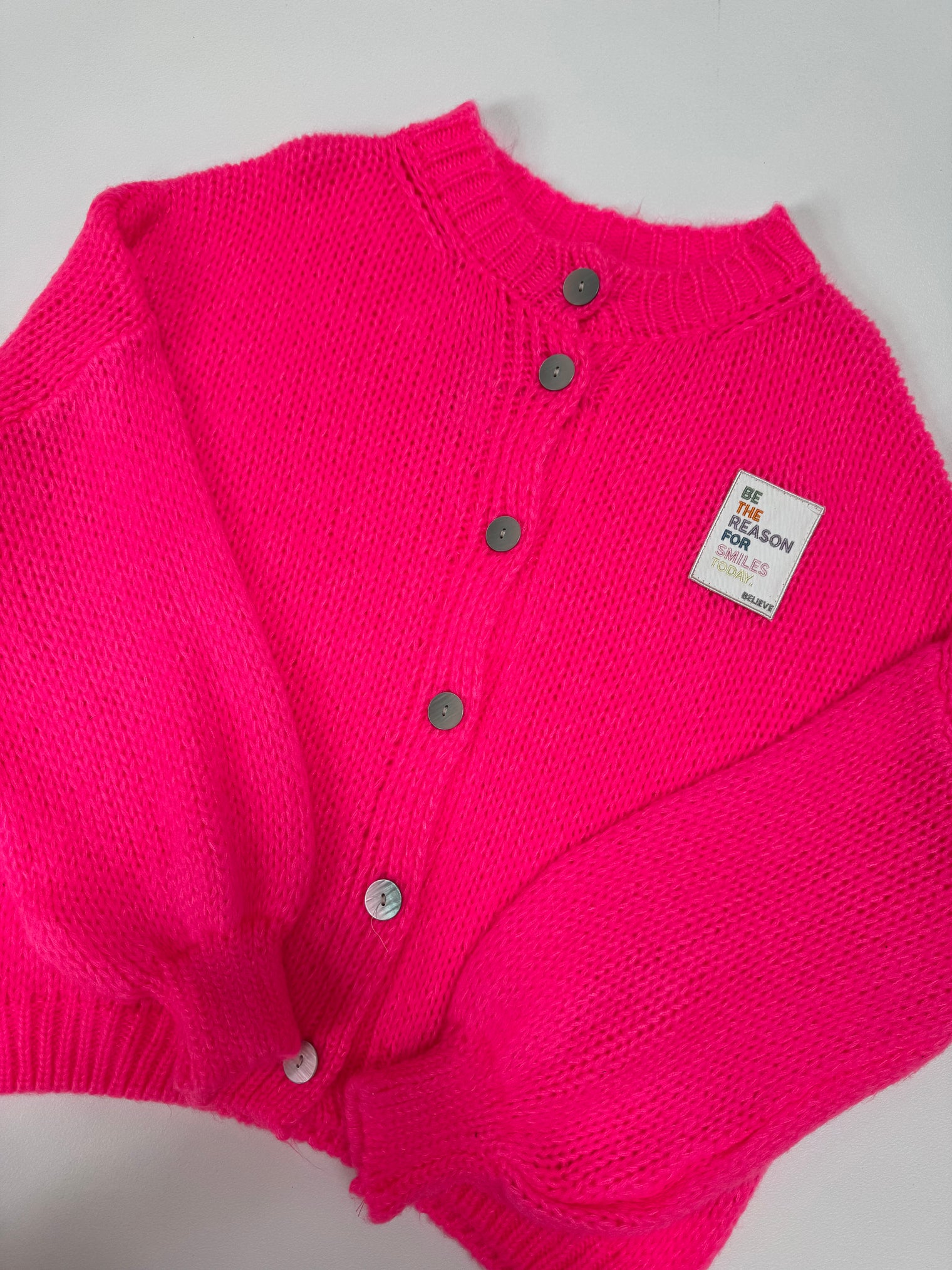 Sommer Strickjacke mit Patch BE THE REASON FOR SMILES TODAY hot pink