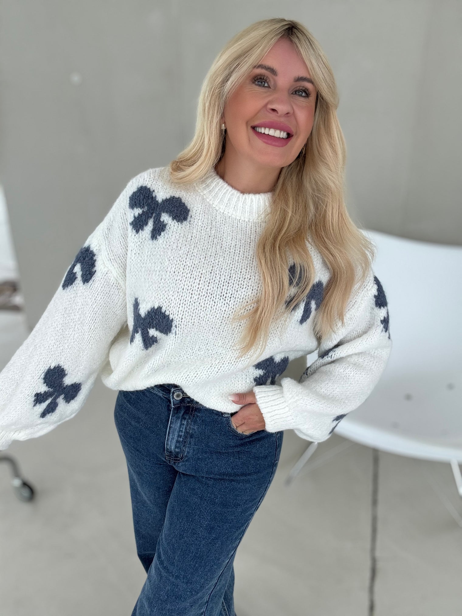 Kuschelweicher Pullover weiß mit blauen Schleifen