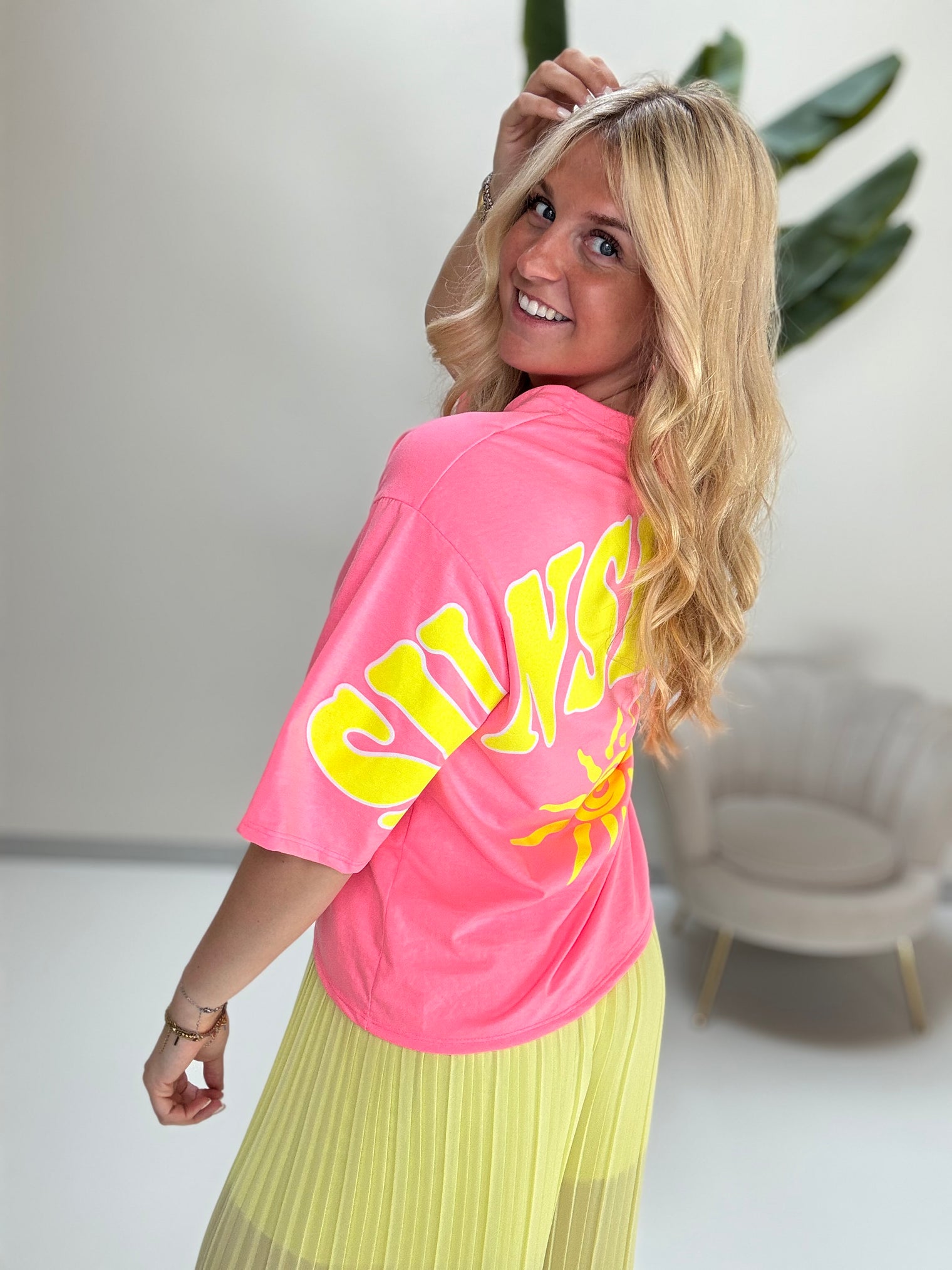Statement Shirt rosa SUNSEEKER mit Rückenprint gelb