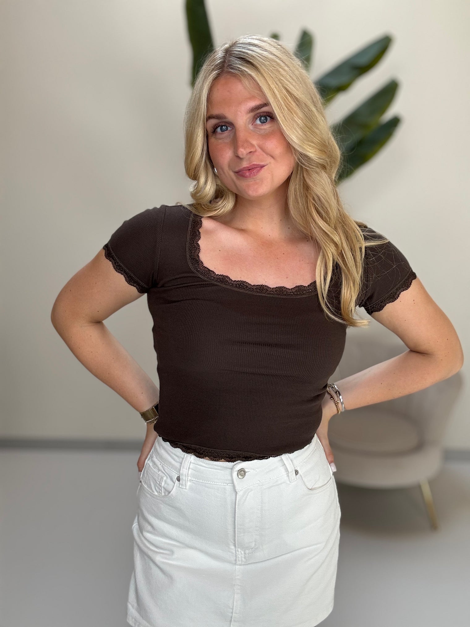 Shirt mit Spitzenrand BASIC QUEEN coffee