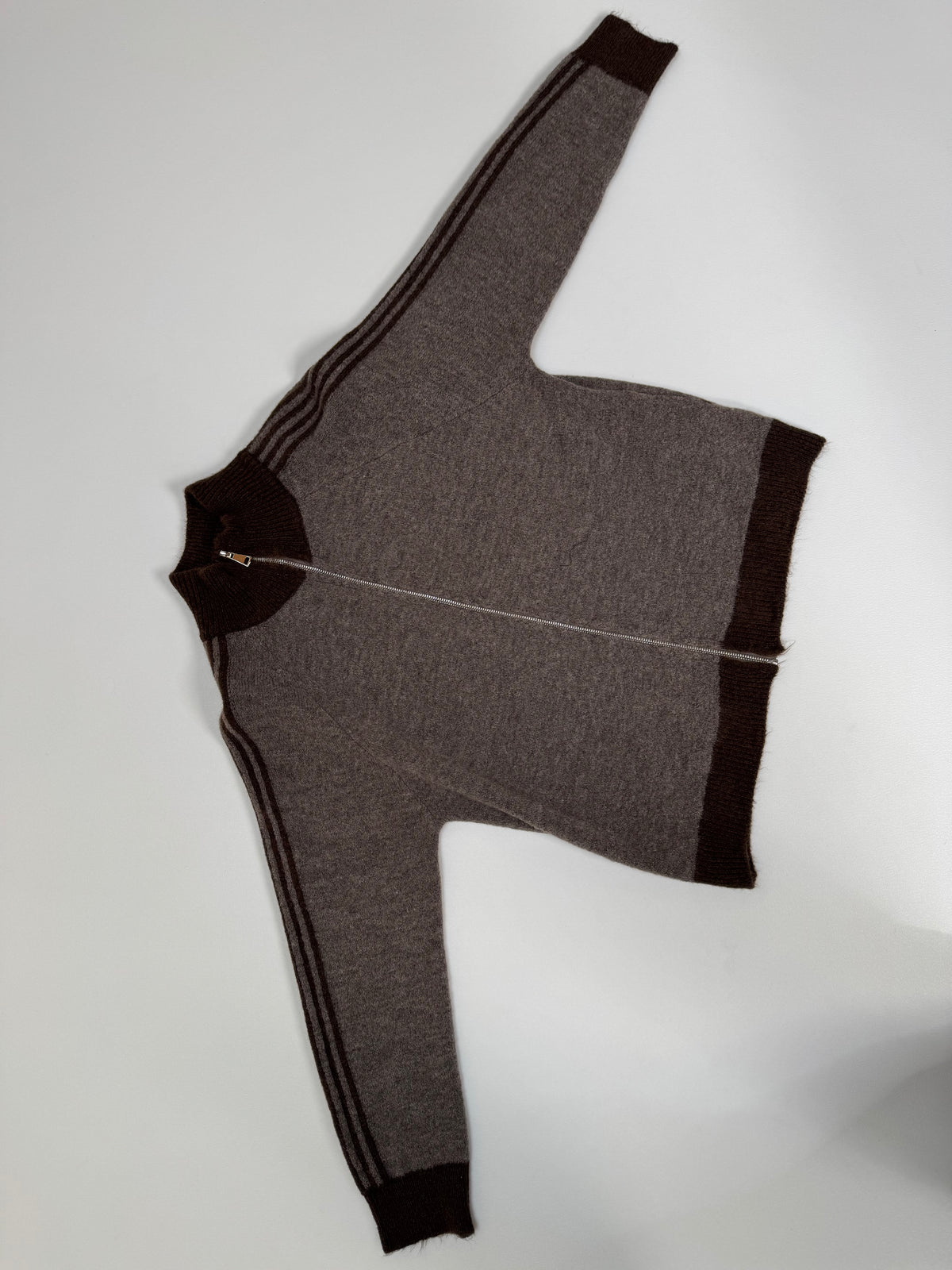 Kuschelweiche Zipper Strickjacke mit seitlichen Streifen taupe/chococlate
