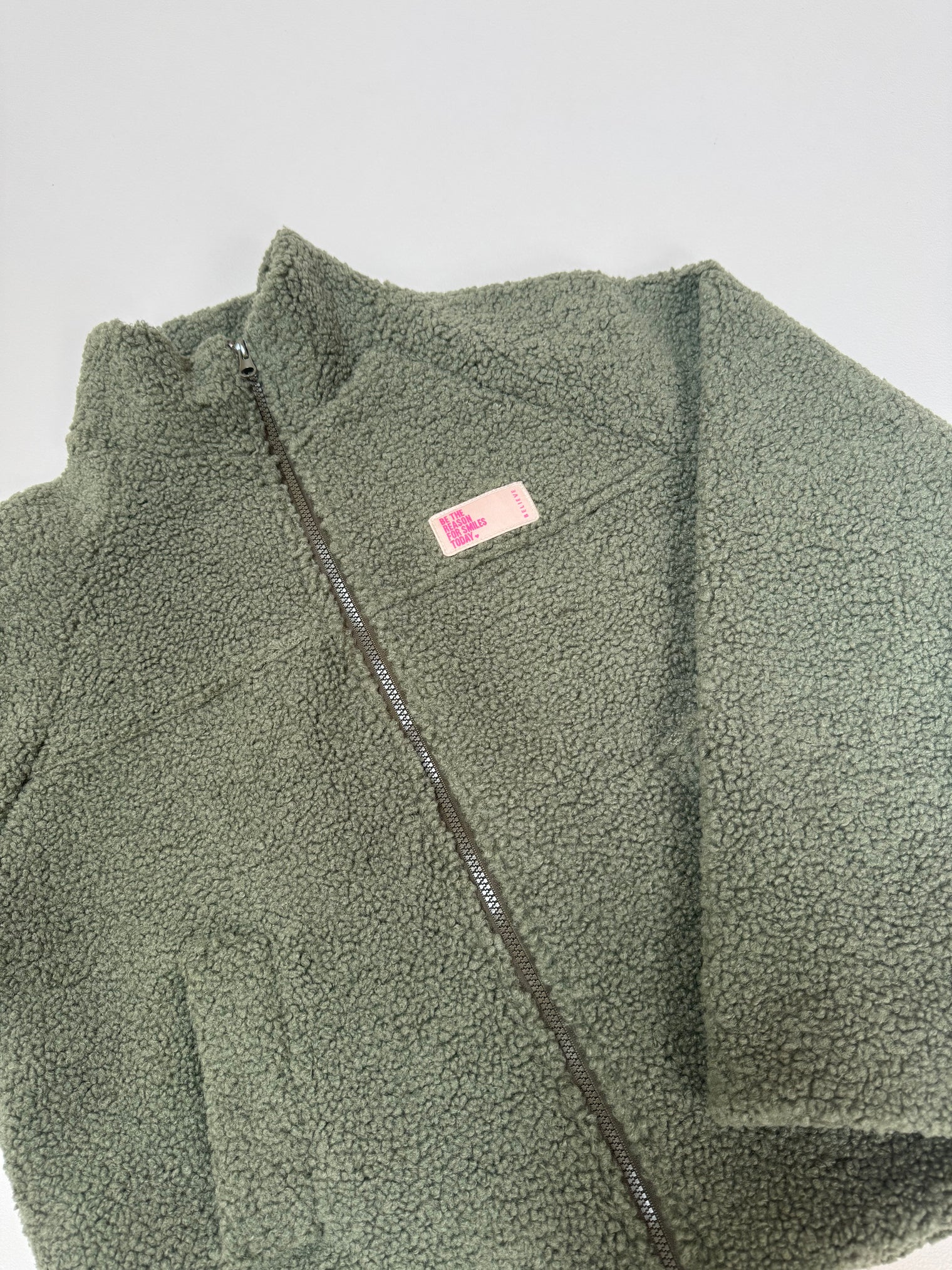 Kuschel Jacke mit Reißverschluss & Patch BE THE REASON FOR SMILES TODAY grün