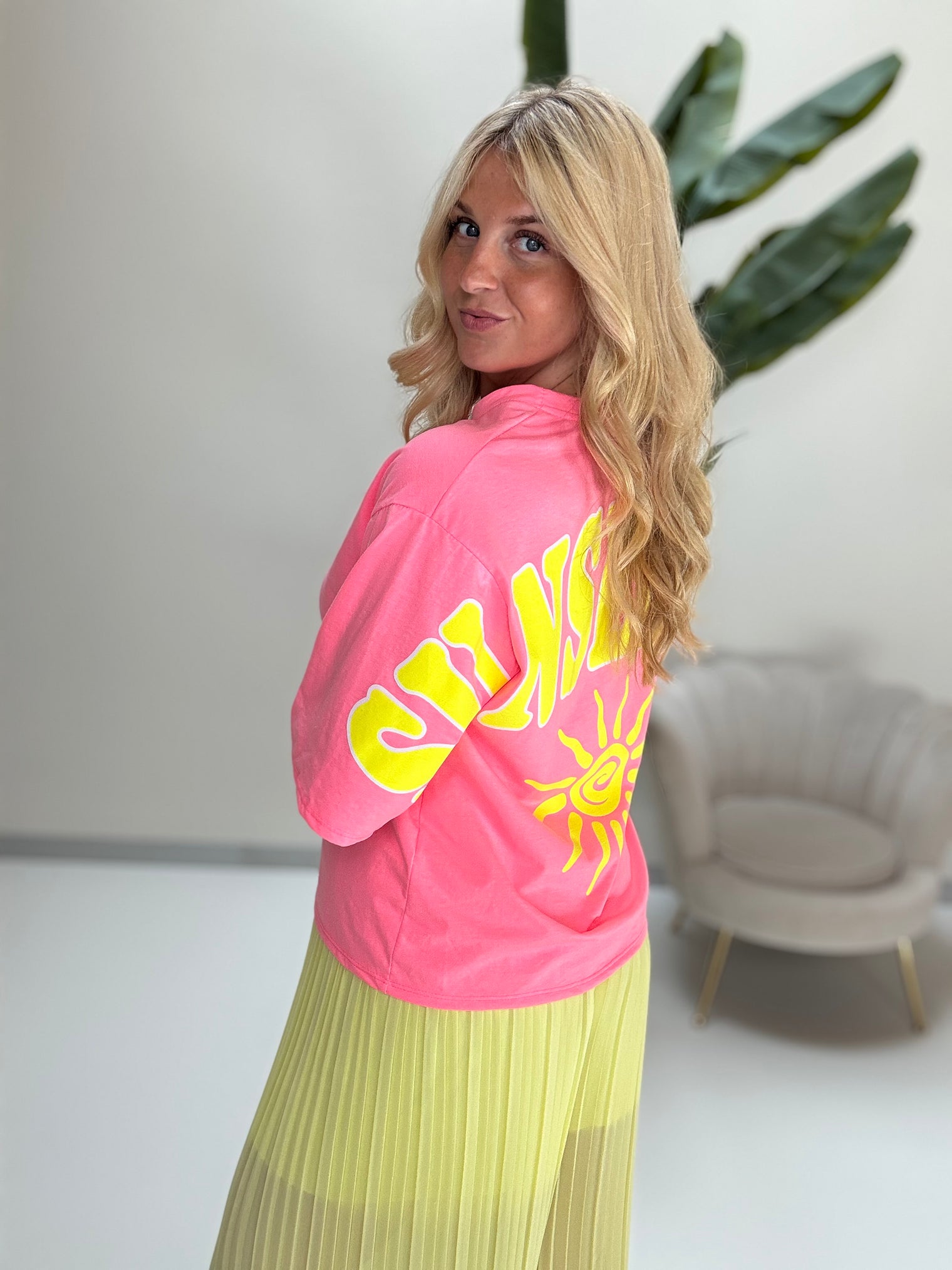 Statement Shirt rosa SUNSEEKER mit Rückenprint gelb