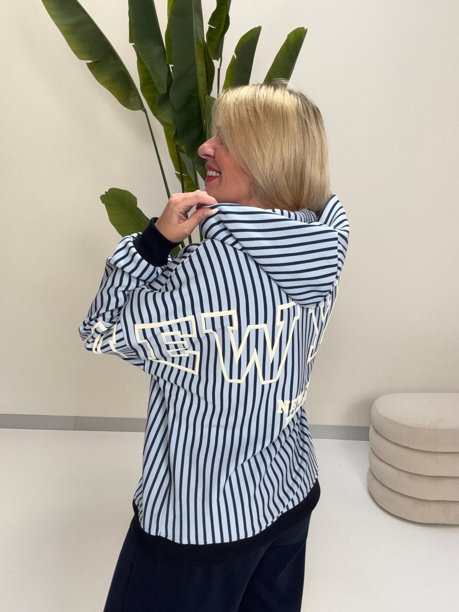 Hochwertiger Hoodie hellblau/navy gestreift NEW YORK
