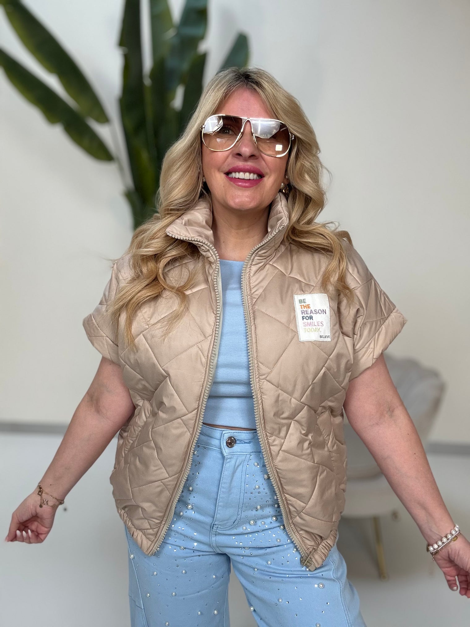 Wattierte Puffy Zipper Weste BE THE REASON FOR SMILES TODAY beige