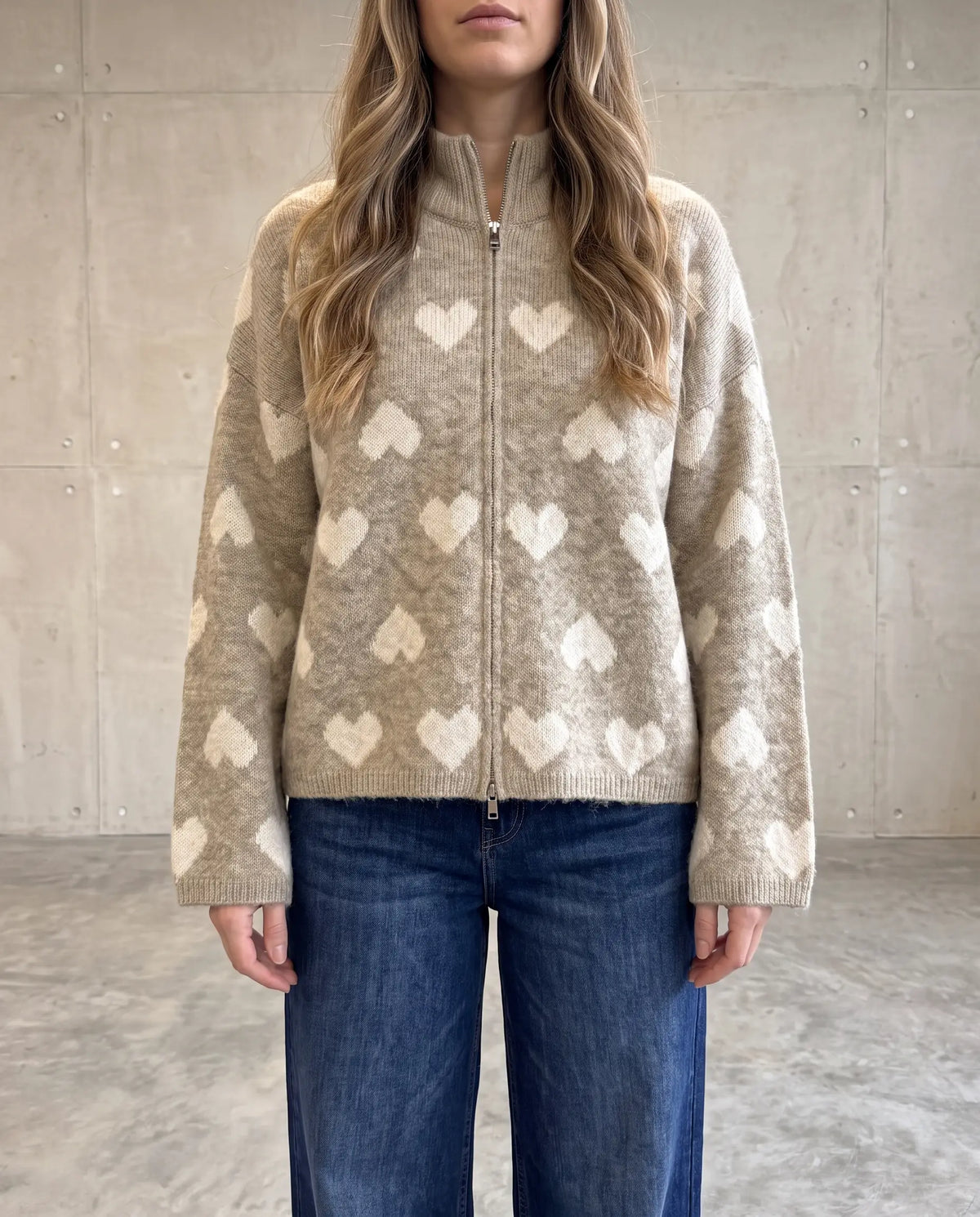 Zipper Strickjacke mit Herzchen beige/weiß