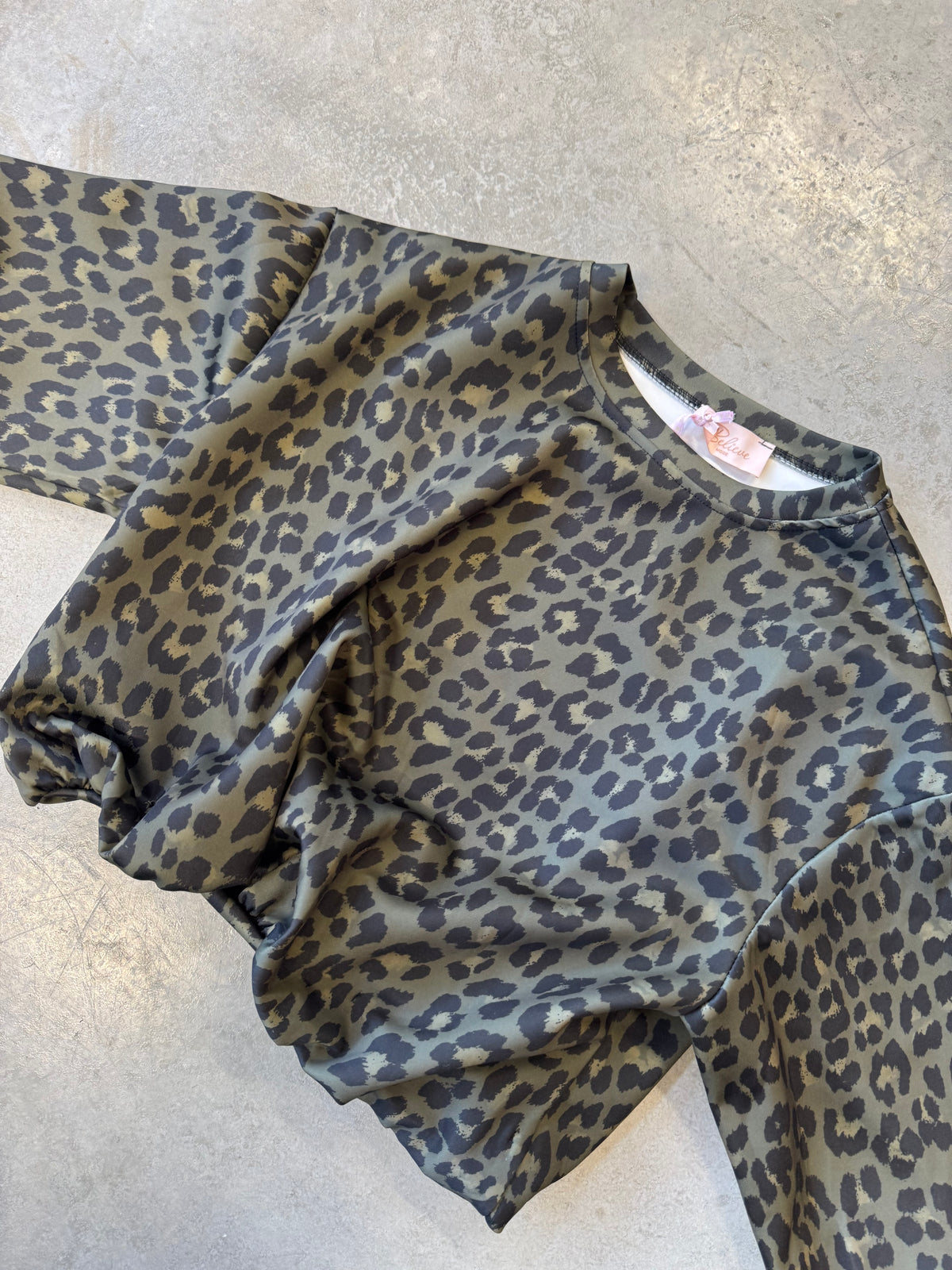 Butterstoff Pullover mit Gummizug unten khaki/schwarz LEO