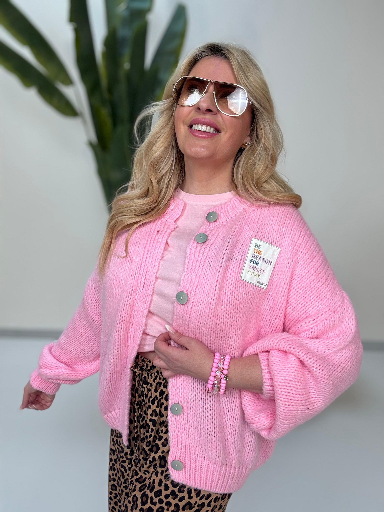 Strickjacke mit Patch rosa BE THE REASON FOR SMILES TODAY