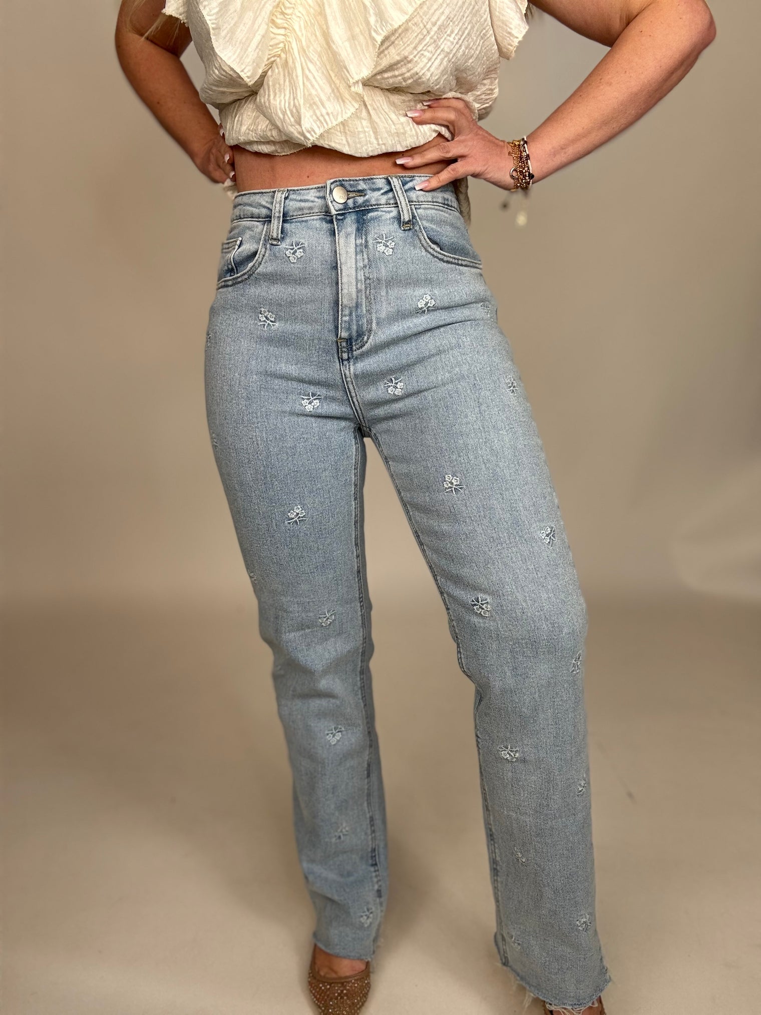 Stretch Straight Leg Jeans mit Blumen in weiß