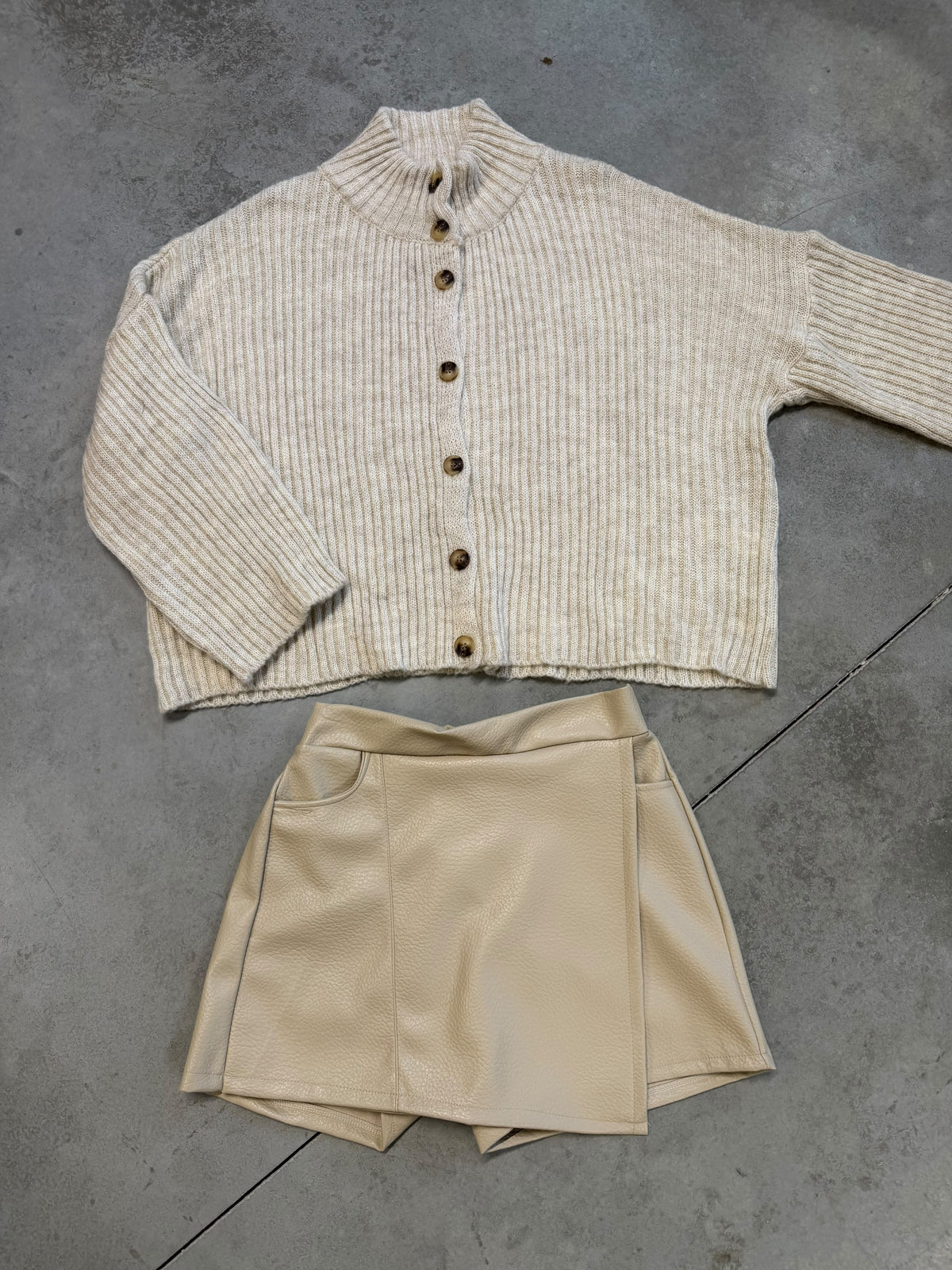 Strickjacke mit Knopfleiste creme