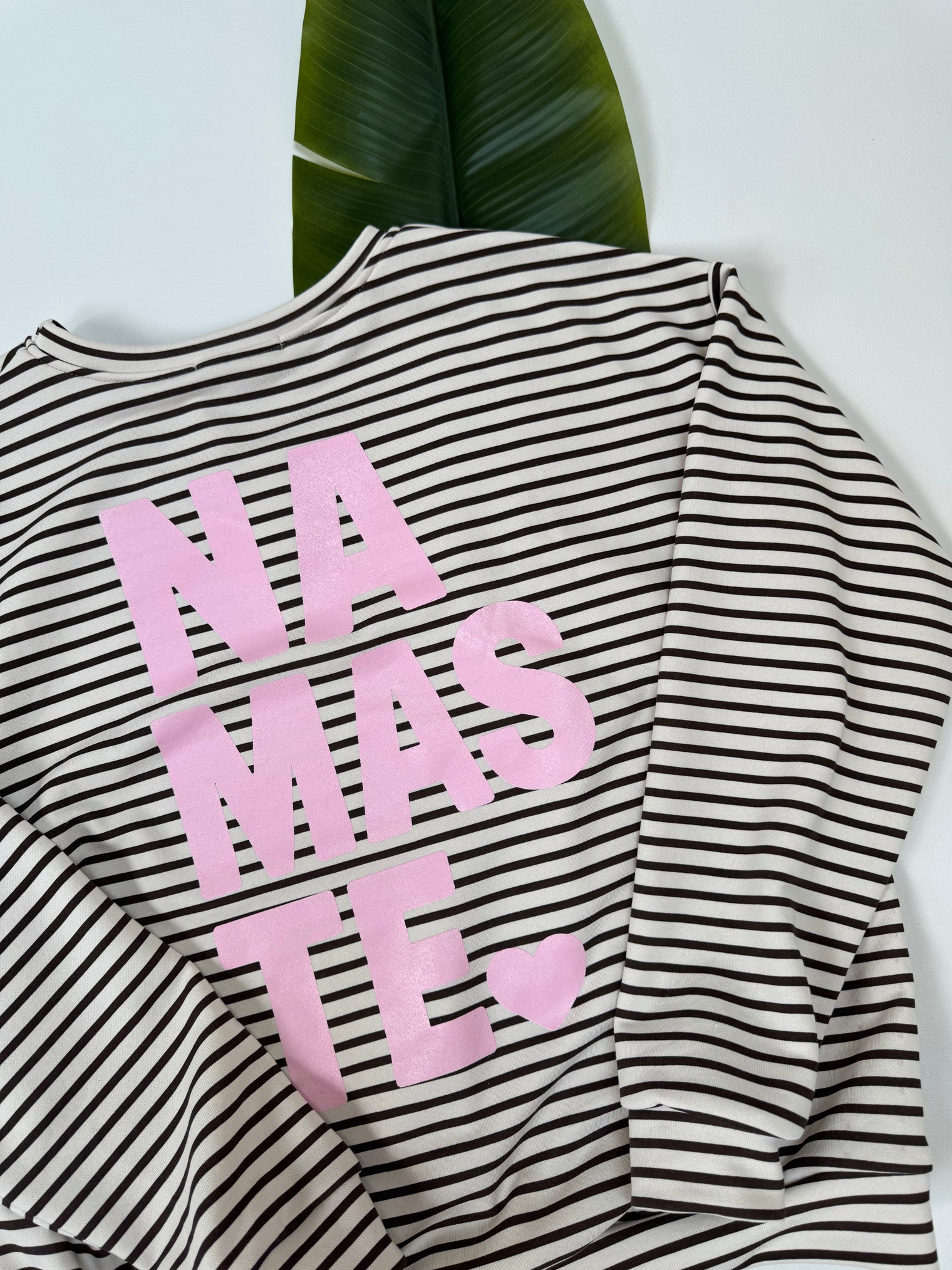 Sweater mit Rückenprint creme/coffee geringelt NAMASTE