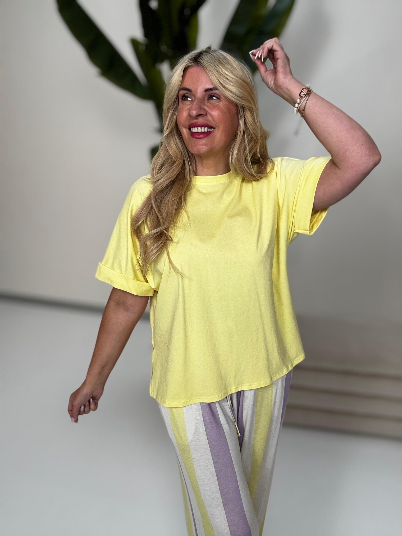 Basic Shirt FEELING GOOD mit seitlichen Schlitzen lemon