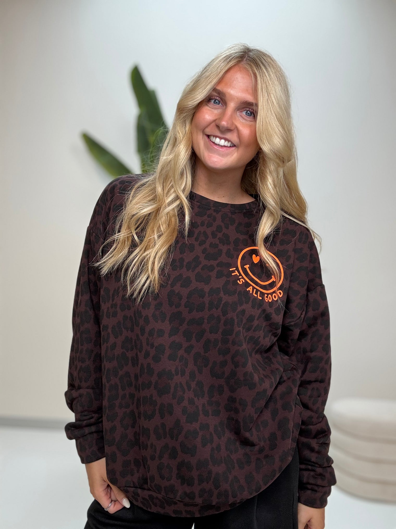 Oversize Sweater dark chocolate Leo ITS ALL GOOD orange mit Rückenprint